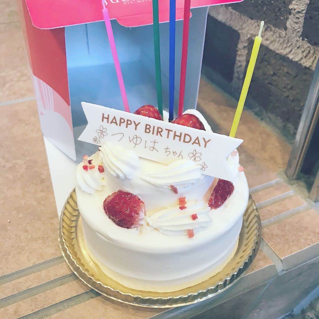 上野露葉さんのインスタグラム写真 - (上野露葉Instagram)「2月5日に21歳になりました🐰 たくさんお祝いしてもらってしあわせ😭😭💗 去年はチャンスを頂いてこの環境にいさせてもらえることになったので、今年は自分の力でもっと高みを目指せるように頑張ります！ これからもよろしくね☺️💗 . #birthdaygirl #birthdaycake」2月8日 11時13分 - tsuyuha_nmks