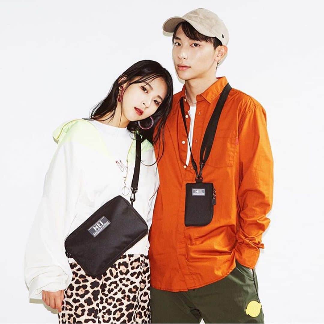 MEI(メイ) のインスタグラム：「ファミマ限定ムック📚🎒 もうご覧になりましたか？ 『MEI 3WAY SHOULDER BAG & MINI WALLET BOOK』﻿ バッグ＆ミニウォレット＆取り外しできるストラップの３つで﻿ 1,680円＋税のびっくりプライス🎉﻿ ﻿  1月31（金）より全国のファミリーマートにて2ヶ月限定発売です✅﻿ ⚠️他のコンビニ・書店での発売はありません﻿  1WAY＿ショルダーバッグ﻿ 365日どんなテイストにも合わせやすい万能バッグ👜﻿ ﻿ 2WAY＿マルチポーチ﻿ 大切なものをまとめて持ち運びOK。バッグインバッグとしても🙆‍♂️﻿ ﻿ 3WAY＿ネックウォレット﻿ ストラップを付け替えれば、これひとつで身軽に出かけられて便利👛﻿ ﻿  さらに詳しくポイントをご紹介✏️﻿ ―――――――――――――――――――――﻿ ❶３つの“内ポケット”🛂﻿ ∟パスポートが入る大きめポケット×１、名刺入れやウェットティッシュが入る小さめポケット×２の内ポケットつき﻿ ﻿  ❷スマートかつ“容量たっぷり”🤟﻿ ∟すっきりスタイリッシュなフォルムながら、長財布と500mLペットボトルの両方が入ります✨﻿ ﻿  ❸軽くてコンパクトな“ミニ財布”💴﻿ ∟小荷物派にうれしいミニウォレットつき。コンパクトでもお札もコインも両方入って持ち運びしやすい！﻿ ﻿  ❹ミニ財布には“後面ポケット×２”💳﻿ ∟ミニウォレットの後面にはICカードが収まるサイズのポケットが２つ。Suicaなどを入れればこれだけで外出🆗﻿ ﻿  ❺ショルダーストラップは“取り外しOK”👌﻿ ∟ショルダーストラップは簡単に取り外しできます。バッグとミニウォレットに自由に付け替えて楽しめる💚﻿ ﻿  ❻つかみやすい長めの“ロープハンドル”⛓﻿ ∟バッグとミニウォレットはおそろいデザインのロープハンドル。手の大きい男性でもつかみやすく、開け閉めが楽にできます😇﻿ ﻿  ❼ショルダーストラップは“最大138cm”👫﻿ ∟アジャスターつきのショルダーストラップは、最大で138cmまで伸ばせます。背が高めの男性でも十分な長さです💯﻿ ―――――――――――――――――――――﻿ ﻿ バッグ＆ミニウォレット＆取り外しできるストラップの３つで﻿ 1,680円＋税のびっくりプライス🎉﻿ ﻿ 1月31（金）より全国のファミリーマートにて2ヶ月限定発売です✅﻿ ⚠️他のコンビニ・書店での発売はありません﻿ ﻿  この機会をお見逃しなく！🥳﻿ ﻿ *********************************﻿ 『MEI 3WAY SHOULDER BAG & MINI WALLET BOOK』﻿ ￥1,690＋税﻿ size﻿ バッグ（約）：タテ15×ヨコ24×マチ5cm﻿ ミニウォレット（約）：タテ14×ヨコ9cm﻿ ショルダーストラップの長さ：138cm［最長］﻿ 2020年1月31日（金）より全国のファミリーマートにて2ヶ月限定発売﻿ 「🔎MEI　宝島社」で検索﻿ *********************************﻿ #mei #メイ #mookbook  #ムック本 #2way」