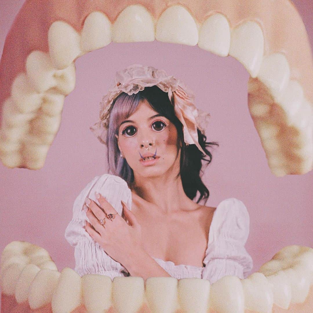 メラニー・マルティネスのインスタグラム：「🦷pulling teeth🦷」
