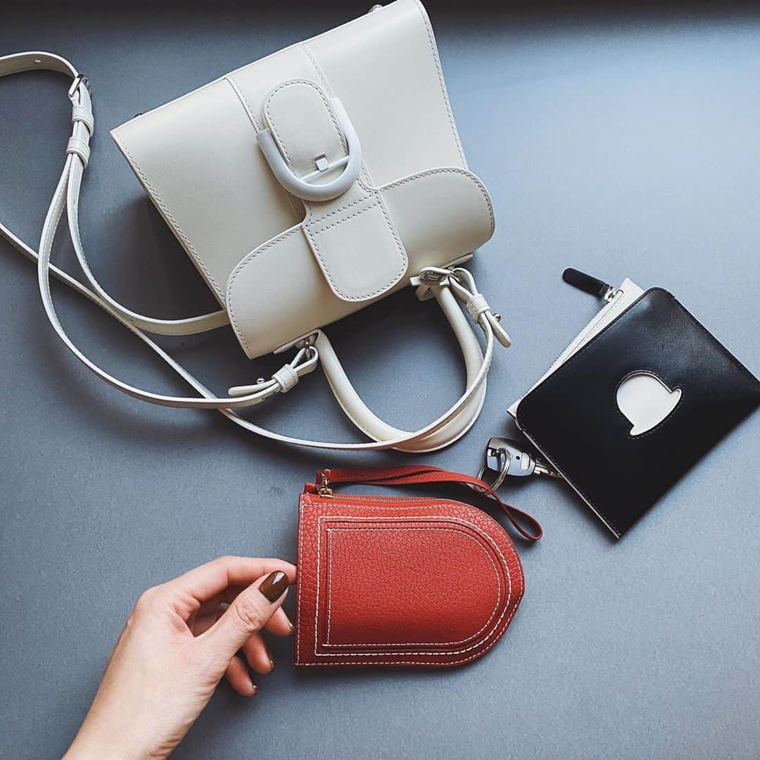 金セアルさんのインスタグラム写真 - (金セアルInstagram)「"Ｄ" ＿＿＿＿＿＿＿＿＿＿＿＿＿＿＿＿＿＿＿ ・ ・ 私が初めてDELVAUX @delvaux （黒のブリヨン）を 購入した時、 「絶対に一生大事にする」と決めて 清水の舞台から飛び降りた。笑 ・ ・ ・ 2020年1/22 (天赦日＋一粒万倍日） くたびれたお財布を買い換えるタイミングまでに いま、私はどこの何を選ぶべきなのか 迷いに迷ったけれど、 この赤いDのお財布を選んだ。 ・ ・ 購入してから数時間後、 １通のDMが届いた。 ・ 「弊社が信じる最良のSustainability は、 職人の手仕事にて、 永きに渡って愛される地道なモノづくりに他なりません」 ・ ・ と。 ・ ・  きっと思いを汲んで 伝えてくださったメッセージ。 私が #わたしのDELVAUX を、 もっと深く愛すると決めた日。 ・ ・ ・ ◎白のブリヨン ◎モノクロのマグリットコレクション ◎Dのお財布 (私が一つずつ大切な節目に集めているDELVAUXたち) ・ ・ ・ #つくる責任つかう責任 #サスティナセアル」2月8日 11時28分 - sealbank