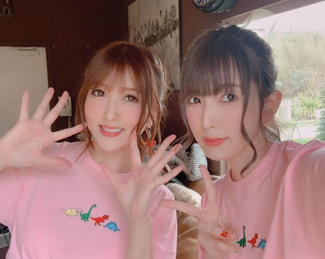 波多野結衣さんのインスタグラム写真 - (波多野結衣Instagram)「ひびはたクラウドファンディング写真集撮影★ . . #ひびはた #クラウドファンディング #写真集 #おそろコーデ #ひびやん #はたちゃん #大槻ひびき #波多野結衣」2月8日 11時35分 - hatachan524