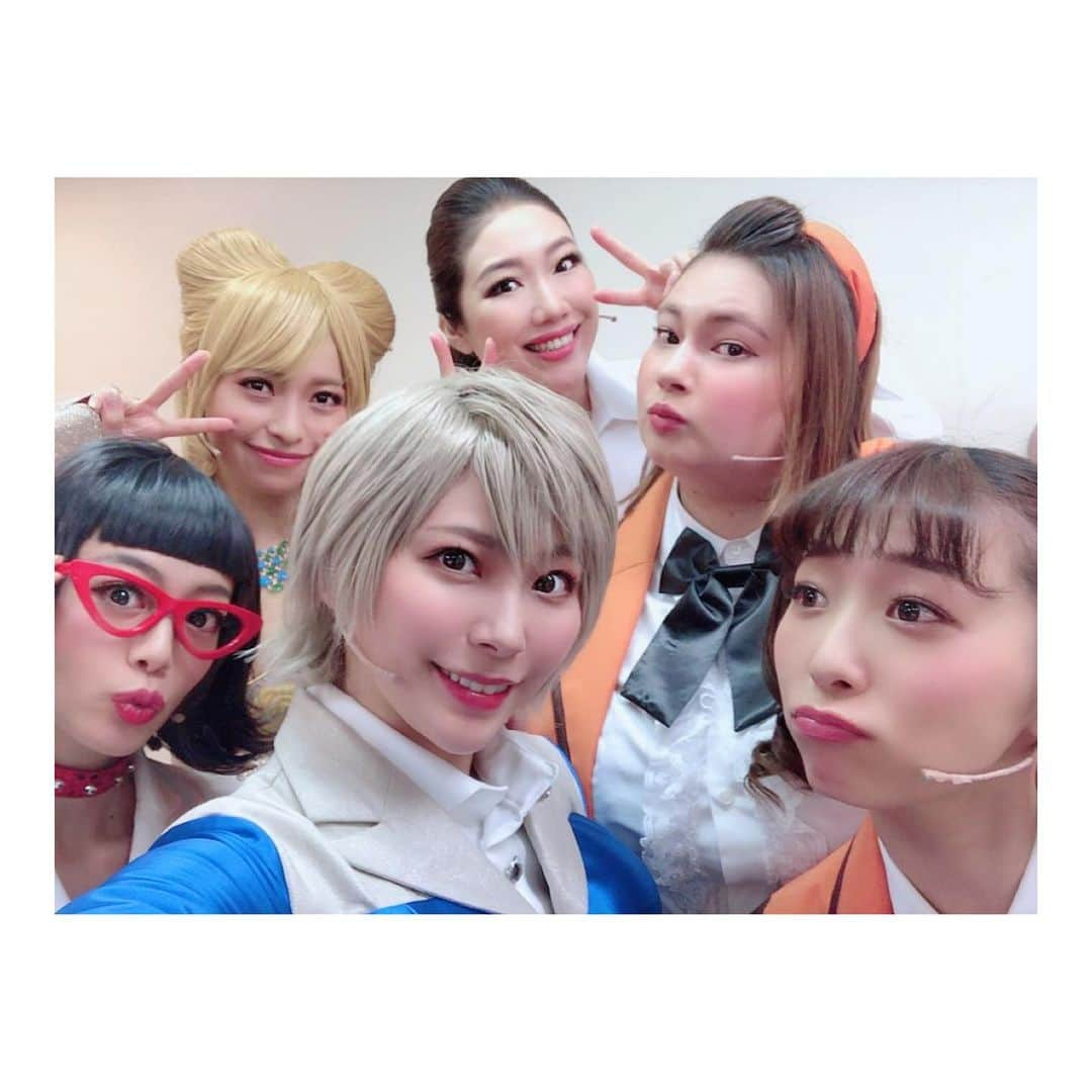 香音有希さんのインスタグラム写真 - (香音有希Instagram)「#舞台キューティーハニー #ハニステ . 6日に初日を無事に終え、あっという間の日々。 本日は3日目です✨ 皆様のペンライトが輝いていてめちゃくちゃ綺麗ですよー☺✨️ 2階もバッチリみえてます~👌 あと4回。寂しいからこそ瞬間を大事に生きます . さー今日もキラッキラの女の子達と一緒にキューティーハニーの世界を作りますよー(*´ω｀*) 寒いから暖かくして下さいね~ 如月博士  #楽屋メンツ　 #みるからに個性的」2月8日 11時38分 - kaonyuki_yukako