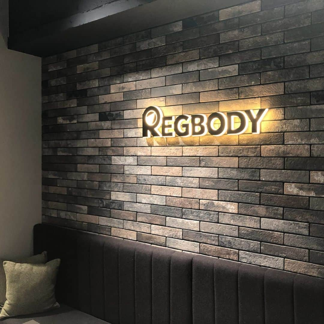 下平夏奈さんのインスタグラム写真 - (下平夏奈Instagram)「新宿駅から徒歩3分！ 【REGBODY】  @regbody_gym で パーソナルトレーニングを受けてきました✨  REGBODYでは 日本にたった1人しかいない "スティックモビリティUSA認定トレーナー" が在籍されていて  スティックを使い、 身体の可動域を広げるストレッチや パフォーマンスアップ向上に繋がる 特別なトレーニングメニューも 教えていただけます♪  それぞれ トレーニングをする目的が違う中で、  一人一人の身体に合わせた トレーニングや食事のアドバイスを 分かりやすく教えていただけるので トレーニングを頑張る モチベーションにも繋がっていきそう！！！ : そして、 マンツーマンでのトレーニングは、 １回１回、回数ごとに 的確なアドバイスがもらえて 動きのイメージが凄くしやすくて 自分の中に落とし込めている 感覚があり、楽しくトレーニングできました✨  REGBODYは、 アメニティも充実しており✨ シャワー室も完備。  ウェア、靴下、タオル、 レギンス、シューズも 全て無料でレンタルできます!! お仕事帰りに通えるのも本当に嬉しいポイントです✨ : 来週はバレーボールの試合もあるので ケガをしないよう 少しずつ身体つくっていきます！ : : #regbody #新宿パーソナルジム  #トレーニング #パーソナルトレーニングジム  #パーソナルトレーニング #ダイエット  #ボディメイク #筋トレ #reg活 #コラボベース #ストレッチ #ヨガ  #ピラティス #体験 #イベント  #training #running #walking #gymgirl  #pr #practice #volleyball #sports  #Olympic #2020 #stretch #gym」2月8日 11時45分 - kana0412.sss