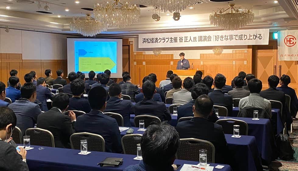 谷正人のインスタグラム：「昨夜は地元の浜松にて、20代から30代経営者の方々に講演会をさせていただきました。グローカル魂で浜松からでも世界を目指していきましょう！最後は浜松日体チームで^_^ 　#経営哲学五箇条 #リーダー　#浜松から世界へ」
