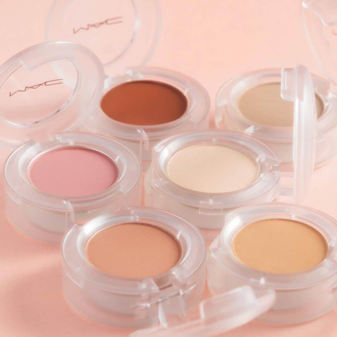 M∙A∙C Cosmetics Japanのインスタグラム：「ㅤ 春らしい透明感のある表情を演出する、限定コレクションが登場✨ ㅤ ニュートラル～パステルカラーは春メイクにぴったり🌸 実際に使用したイメージは2枚目をチェック👉 ㅤ ↓↓2枚目 モデル使用製品↓↓ スモールアイシャドウ [ペイント バイ アンバー] スモールアイシャドウ [バック トゥ シュールレアリティ] ㅤ *2月10日(月) 公式オンラインショップ先行発売 *2月14日(金) 全国発売 ㅤ ㅤ DESIGN:  M·A·C ARTIST RINO KASAI @rino416 HATSUO ARISAKA @ari_h2o @macpro_tokyo PHOTO: @takaki_iwata ㅤ #MACLoudandClear #MACラウドアンドクリア #MACトレンドSS2020 ㅤ #MACCosmeticsJapan #MACコスメ #MACCosmetics #MACLovesLips #コスメ #メイク #美容 #リップメイク #リップ #口紅 #リップグロス #リップスティック #アイメイク #アイシャドウ #チーク #ハイライト #新色 #限定コスメ #ツヤ #ツヤメイク #春メイク #透明感 #ピンクメイク #血色メイク #血色感 #デパコス #お気に入りコスメ」