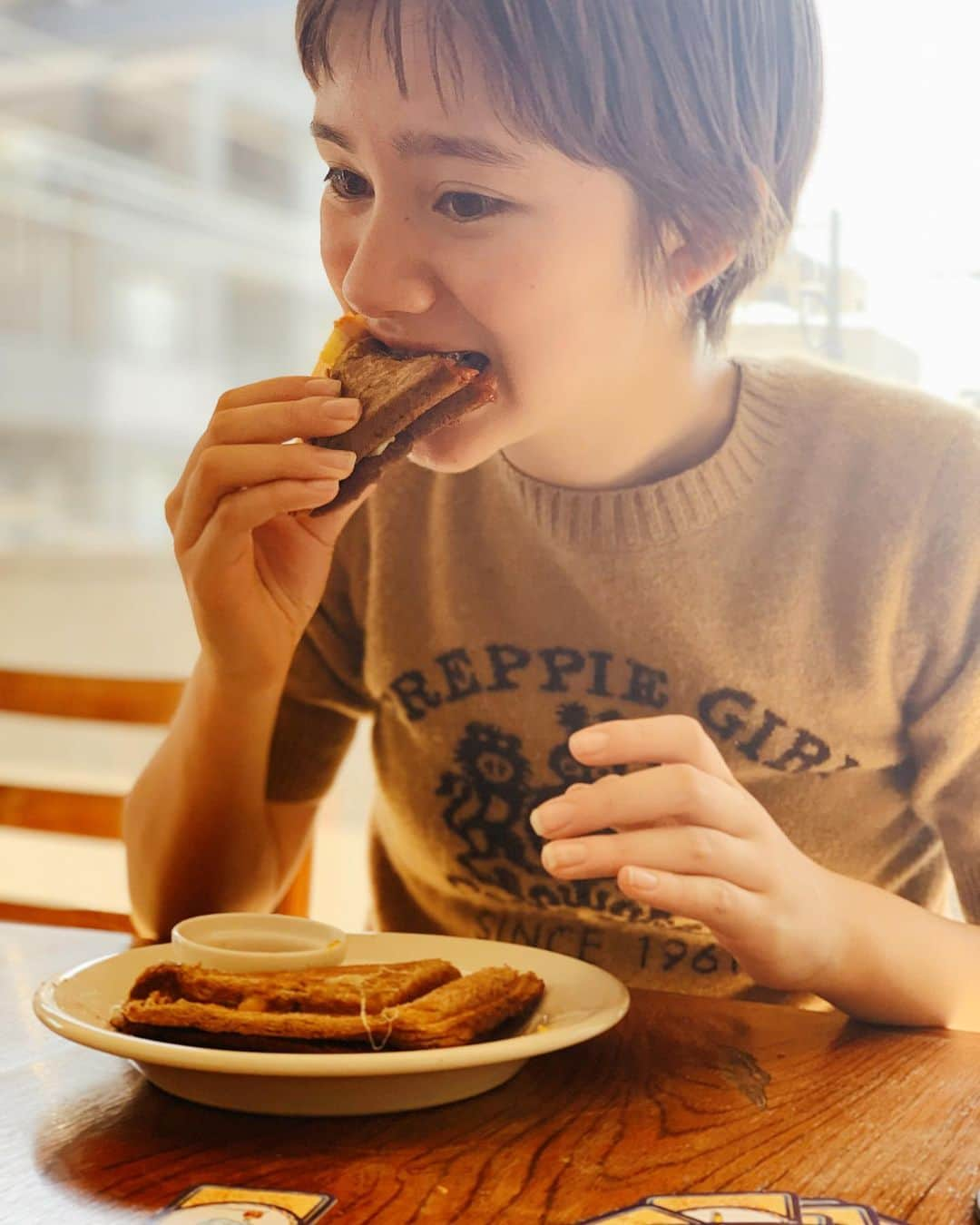 Yoshiko Kris-Webb クリス-ウェブ佳子さんのインスタグラム写真 - (Yoshiko Kris-Webb クリス-ウェブ佳子Instagram)「Saturday Brunch by @ninon_official 過度な間食を控えるため、余計な食欲を抑えるために、小腹が空くと長女は @eastvillagepizza のアカウントを見続け、時には次女に何かしら作って、料理は瞑想と気持ちを満たします。ストイックな料理好きとちびっ子大食いの素晴らしい関係。  多感な年頃。ストレスが原因での食事の乱れや無理なダイエットに走らないかと親なりに心を配りながら、一緒に作って一緒に食卓を囲むことの大切さを改めて見直す今日この頃です。」2月8日 11時53分 - tokyodame