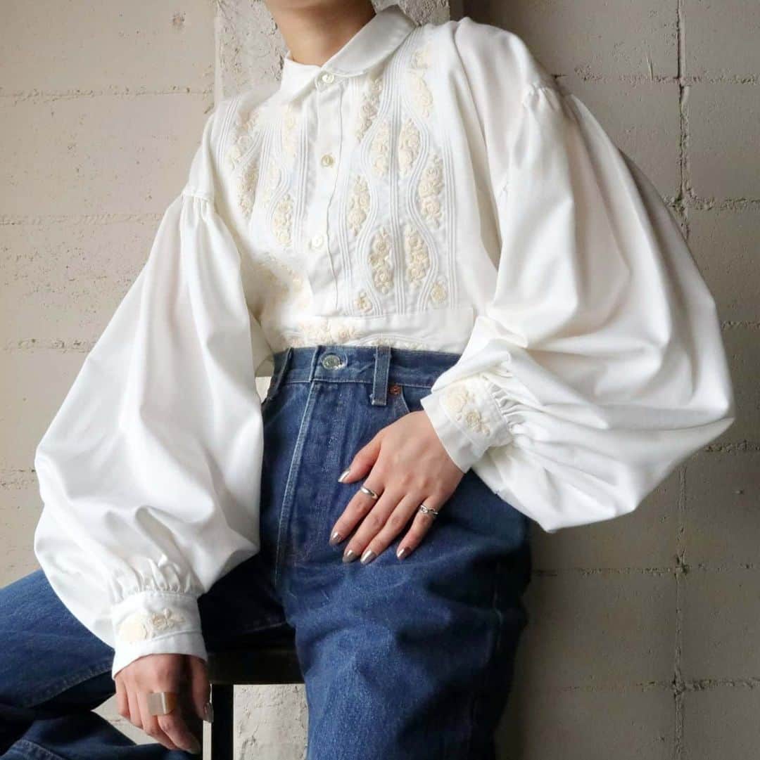 吉祥寺 古着屋 Orfeoのインスタグラム：「Vintage Embroidery Volume Sleeve Blouse  #orfeo #kichijoji #tokyo #vintage #used #fashion #coordinate #outfit  掲載商品のお問い合わせはメールにて承っております。コメント、DMでのお問い合わせは受け付けておりませんのでご了承ください。」