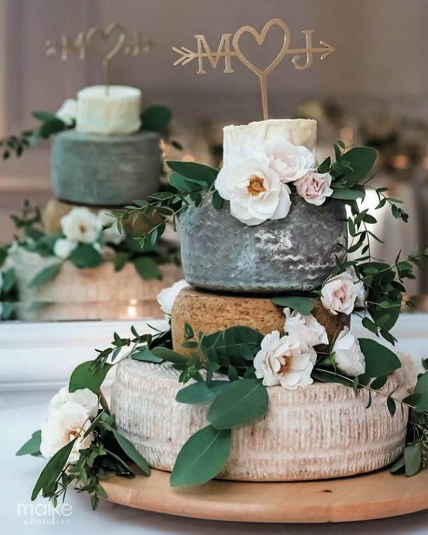 エル・マリアージュのインスタグラム：「2020 WEDDING TREND✍️【チーズLOVE】世界的なトレンドフードのチーズが、結婚式のケータリングでも大ヒット中🧀🧀🧀 NYでは甘いケーキの代わりにこのチーズタワーを用意したり、パリではバー・ア・フロマージュを設けるカップルも。お酒好きにはたまらない〜😂🥂✨ .. .. Photo & styling @murrayscheese .. .. #ellemariage #エルマリアージュ #2020春婚 #2020冬婚 #2020夏婚 #2020秋婚 #日本中のプレ花嫁さんと繋がりたい #ellebride #2020年ウエディングトレンド #会場デコレーション #パーティーデコレーション #フードケータリング #パーティーフード #freestylewedding #partydecoration #foodiewedding #partyfoodideas #結婚式コーデ  #続きは最新号で💕」