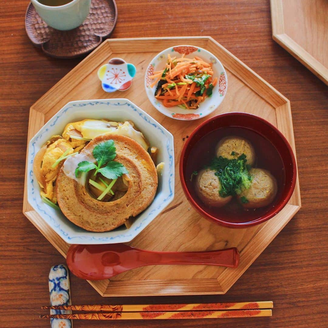 Kaori from Japanese Kitchenさんのインスタグラム写真 - (Kaori from Japanese KitchenInstagram)「車麩丼と残りの三つ葉で作ったナムル。縁起の良い八角盆と器が好きすぎる。 ・ おそようございます。 昨日の朝ごはんの写真で失礼します。 鶏肉の代わりに車麩を使って 親子丼風にアレンジした車麩丼。 全粒粉タイプなので食物繊維も少し多め。 薬味に使って余った三つ葉は にんじんと塩昆布とごま油で和えて ナムルにしています(夫の大好物) 去年のcookpadLiveで紹介したメニューです。 つみれ汁は昔からのフォロワーさんが 鶏団子と豆苗で作ってたのをみて 真似したのですが全然違うものに… ブロッコリースプラウトを使ったからかな？ 熱湯でさっと茹でたら縮みました笑 次からは茹でずに入れようと思います。 ごちそうさまでした。 ・ 追伸:こないだはレタスの美味しい食べ方案をたくさんありがとうございました。結局レタスしゃぶしゃぶで全部食べ切りました笑 美味しすぎた… ・ 【おしながき】 車麩の卵とじ丼 つみれ汁 三つ葉とにんじんの塩昆布ナムル ＊薬膳走り書きは今日はお休みします＊ ・ Hi from Tokyo! Here's Japanese breakfast:Gluten cake bowl w/ egg, fish ball soup, Korean marinated carrot and Japanese herb. ・ ・ 2020.02.07 Sat ・ ・ #japanesemeal #japanesefood #washoku #breakfast #朝ごはん #おうちごはん #早餐 #아침밥 #薬膳 #うつわ #和食器 #japonais #自炊 #佐藤もも子 #松浦ナオコ #お茶漬け #フーディーテーブル」2月8日 12時08分 - coco_kontasu