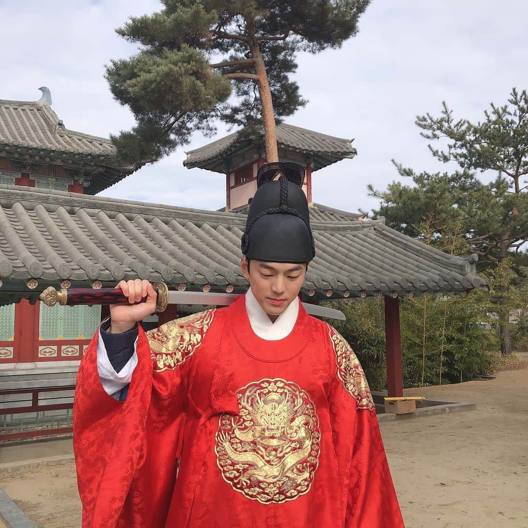 のインスタグラム：「벌써 15회.... 다덤벼....😡 #간택 #이경 #본방사수📺」