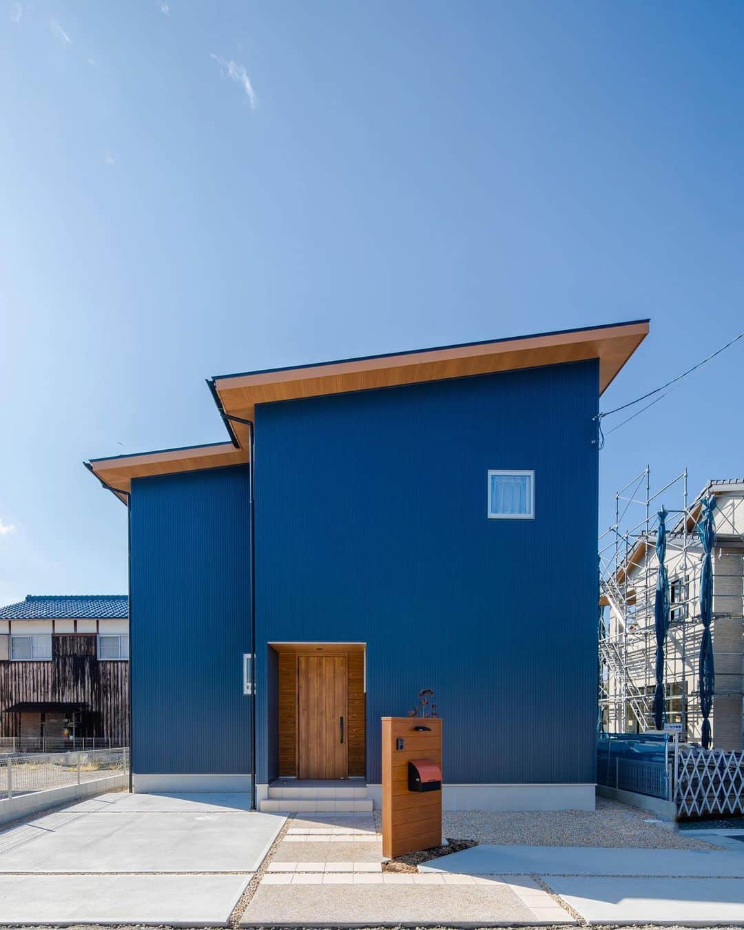 ルポハウス一級建築士事務所さんのインスタグラム写真 - (ルポハウス一級建築士事務所Instagram)「・ ・ ・ ゆるやかな片流れ屋根とグランブルーのガルバリウムが、青空に映える外観。 ・ 大好きな青をチョイスして、見るたびにうれしくなる佇まいになりました。 ・ ・ ・ 𓐌𓐌𓐌𓐌𓐌𓐌𓐌𓐌𓐌𓐌𓐌𓐌𓐌𓐌𓐌𓐌𓐌𓐌  ルポハウスの施工事例はこちらまで☞ @reposhouse  𓐌𓐌𓐌𓐌𓐌𓐌𓐌𓐌𓐌𓐌𓐌𓐌𓐌𓐌𓐌𓐌𓐌𓐌 #ルポハウス は#ちょっとかっこいい家 を"友人のために" という思いでつくっています。 一生に一度の#マイホーム。 「あなたにしかできない」×「ルポハウスだからできる」で、 私たちだけの#家づくり を思いっきり楽しんでみませんか？！ ・ ・ ・ #住宅 #注文住宅 #新築一戸建て #デザイナーズ住宅  #一級建築士事務所 #設計事務所  #滋賀県大津市 #滋賀県草津市 #滋賀県栗東市  #滋賀県近江八幡市 #設計士とつくる家 #外観デザイン #外観イメージ #青ガルバ #グランブルーガルバリウム #杉羽目板 #アイジー工業」2月8日 12時02分 - reposhouse