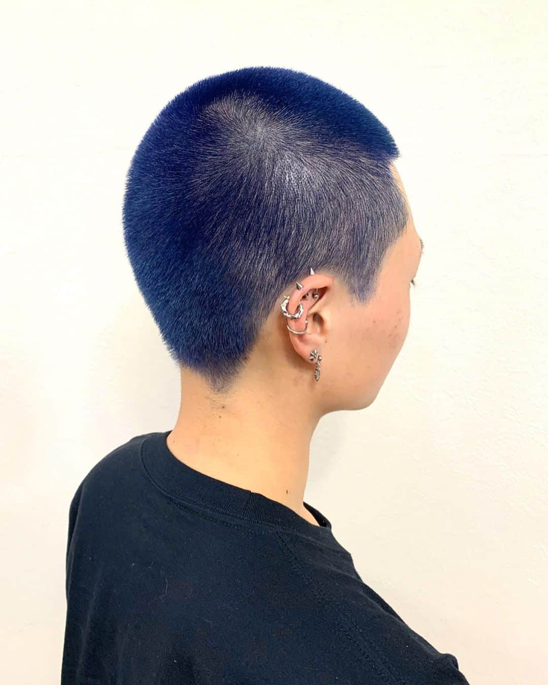 salon PRATiNO(サロンプラチノ)のインスタグラム：「. 💙オシャレボウズ💙. . 9mmの坊主にブルーカラー🦋🦋 ブリーチ1回→カラー剤で青に染めました🔥 坊主×原色カラーって おしゃれ上級者ならではの組み合わせ💯💯✨ . . 【CLAVIS PRATINO】 ◇月曜日～土曜日 11:00～20:00 ◇日曜日 11:00～18:00 ※定休日なし ※時間外はお問い合わせください。 愛知県名古屋市中区錦3-4-19石垣ビル７Ｆ ☎︎052-962-7017 .」