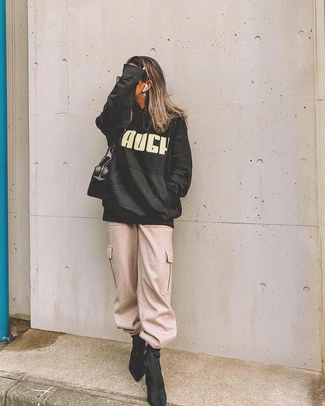✷kana✷のインスタグラム：「💫 @raugh___official 🚦 . . 昨日販売のフーディーLサイズでゆったり♡ お気に入りのジョガーパンツと合わせたら とっても好きなかんじになった🤫 . . #RAUGH #みんなでRAUGH」