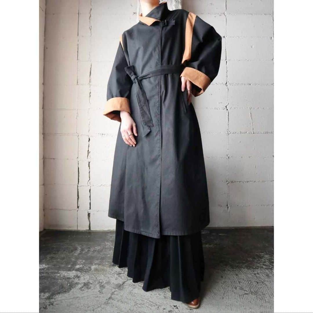 吉祥寺 古着屋 Orfeoのインスタグラム：「Vintage Bicolor Coat  #orfeo #kichijoji #tokyo #vintage #used #fashion #coordinate #outfit  掲載商品のお問い合わせはメールにて承っております。コメント、DMでのお問い合わせは受け付けておりませんのでご了承ください。」