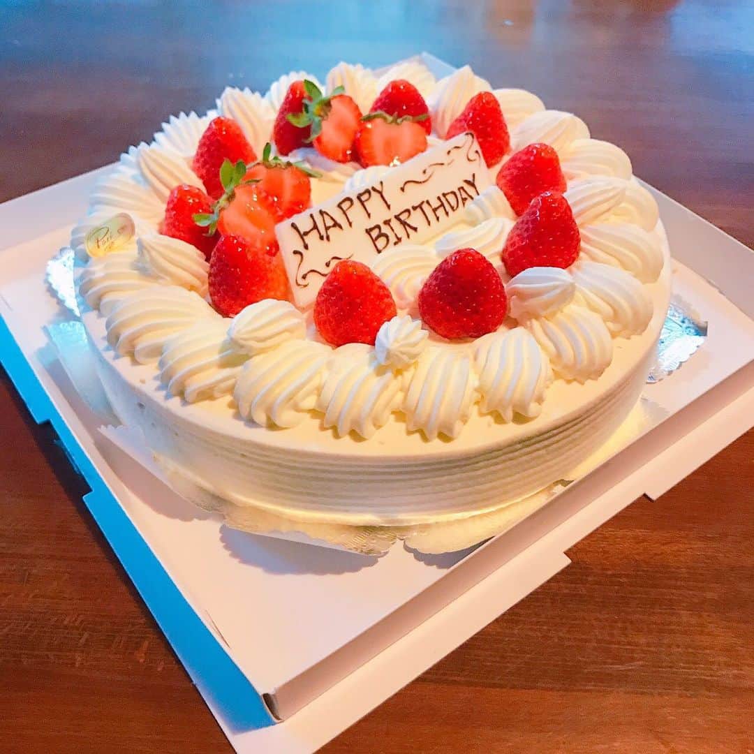 日本テレビ 深夜ドラマ「簡単なお仕事です。に応募してみた」のインスタグラム：「‪#簡単なお仕事ですに応募してみた ‬﻿ ‪DVD & Blu-ray BOX発売まで、‬﻿ ‪あと4日‼️‬﻿ ﻿ ‪本日は #ヤバ怖ファミリー ‬﻿ ‪中尾監督のお誕生日✨‬﻿ ‪おめでとうございます🎂‬﻿ ﻿ シンドラ公式チャンネルで、 ‪特典映像もぜひみてね‬﻿ ﻿ ‪#SnowMan ‬﻿#ヤバ怖ロス #岩本照 #ラウール #渡辺翔太 #目黒蓮 ‪ 👇🏻何話のケーキでしょう？‬﻿ ‪#来年もみんなで祝いましょう‬﻿ ‪#よろしく〜ねっ ‬」