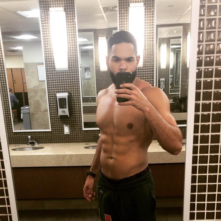 ディジョン・タルトンのインスタグラム：「Weekend Ab check....」