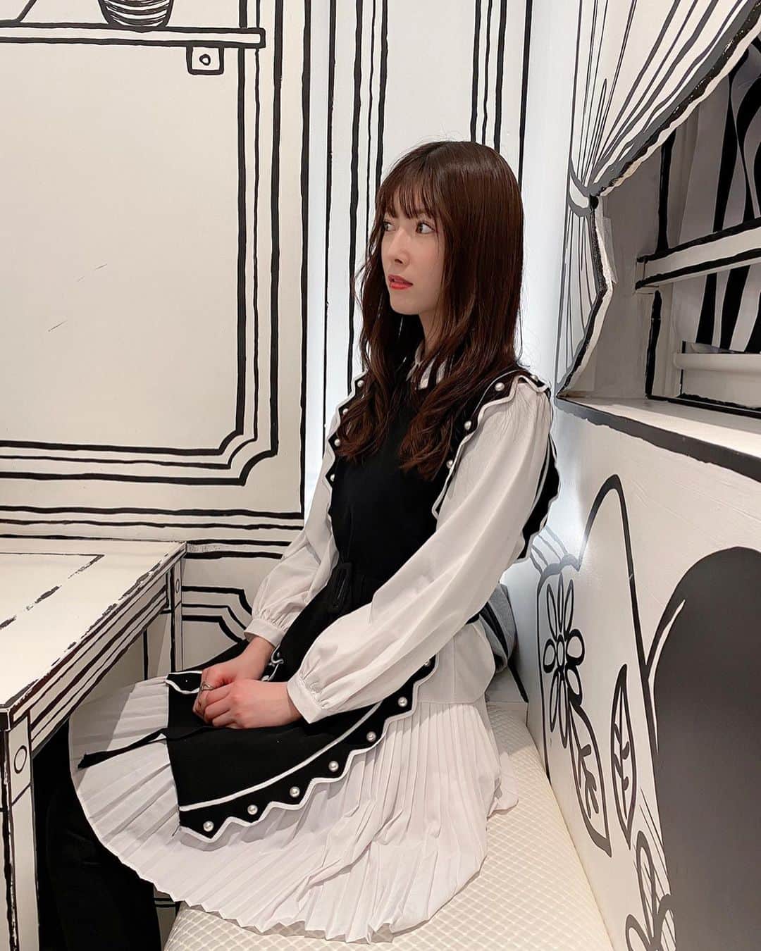 日下部美愛のインスタグラム：「お気に入りにお洋服🖤🤍 @nadia_corazon のワンピースです お店の雰囲気にぴったりって思って着ていったの！ 玲奈が写真たくさん撮ってくれたからどれ載せようかめっちゃ迷いました。 インスタのネタが無くなった時にまた載せようかな〜と . . #2Dカフェ #新大久保 #nadia #photo #japan #model #me #hair #fashion #makeup #selfie #followme #instagood #camera #instadaily #dailylook #selfie #한국 #맞팔 #사진 #데일리 #데일리룩 #인스타사진 #인스타그램 #일본인 #패션 #패션스타그램 #스티커사진」