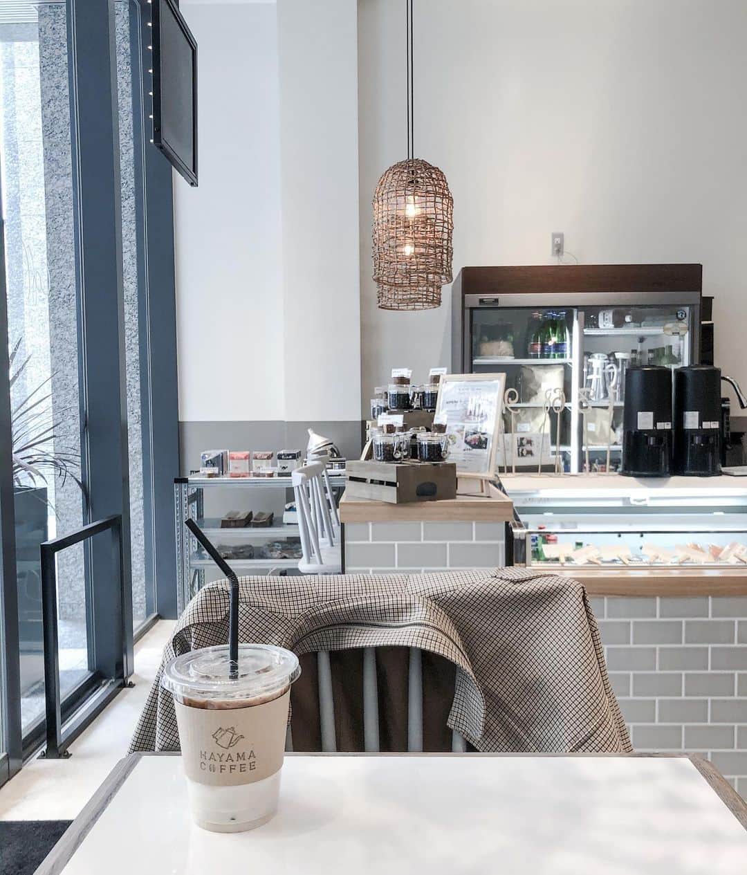 naho_7のインスタグラム：「. 📍#hayamacoffee  新しいから綺麗やし空いてるし良いわ〜☕️ 今から1時間がんばってこよう🧘🏻‍♀️ #stunningのおにゅーアウターよき」
