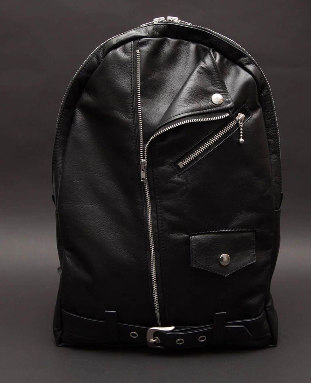 のインスタグラム：「TEARS OF SWAN-RIDERS RUCKSACK、ZIP RIDERS RUCKSACKになります!! オーダー頂きましたお客様、今週末から順次発送、店頭入荷になります!! 各POP UP SHOP、atelier shop、webshopにて引き続きオーダー受付中ですので宜しくお願い致します(^^)🤐🎒📝 (ZIP RIDERS RUCKSACK) http://tears-of-swan.shop-pro.jp/?pid=119809183 (RIDERS RUCKSACK) http://tears-of-swan.shop-pro.jp/?pid=146909890 (受注生産、本日からのオーダー分は4月下旬からの発送、店頭入荷になります) ※プロフィール下のURLからofficial wedsiteがご覧頂けます  @tears_of_swan  #tearsofswan  #ridersjacket  #ridersrucksack  #zip rucksack #rucksack #ライダース #リュックサック」