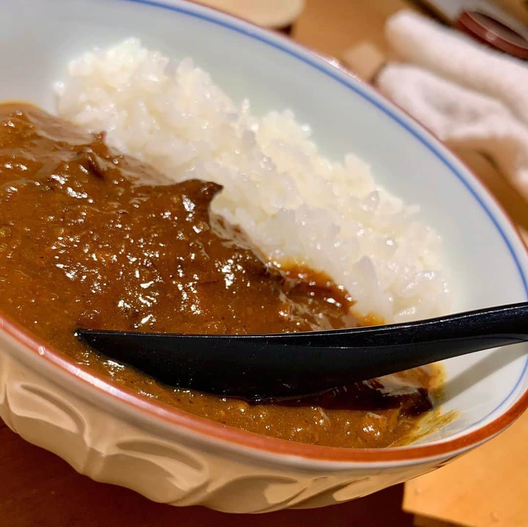 花奈澪さんのインスタグラム写真 - (花奈澪Instagram)「肉割烹kintanの一番高いコース。﻿ ﻿ では勿論食べ足りないコンフェティメンバーは、﻿ フォアグラ茶碗蒸しやら、トリュフ卵かけご飯やら、ユッケおかわりやら軍艦やらを、安定の追加。﻿ ﻿ ﻿ コースの内容は﻿ ﻿ ・季節の前菜(牛すじの煮物)﻿ ﻿ ・トリュフと淡雪塩のユッケ﻿ ﻿ ・牛肉寿司5巻お任せ握り﻿ ﻿ ・熟成KINTANと黒タンの食べ比べ　﻿ ﻿ ・ケールとくるみのサラダ﻿ ﻿ ・黒毛和牛サーロインのトリュフすきやき﻿ ﻿ ・黒毛和牛シャトーブリアン﻿ ﻿ ・〆は選べるので、カレー。﻿ (他は、魔球丼、牛丼)﻿ ﻿ ・牛骨と海苔のスープ﻿ ﻿ ・デザート(パンナコッタ)﻿ ﻿ ﻿ 有名なkintan系列なので﻿ なんだかんだ牛タンは安定のおいしさ。﻿ どの品も"映え"るビジュアルではあるものの、﻿ お肉の質と味自体は、ちょっと、うーんもう一歩欲しいなという感じ。(お酒も)﻿ ﻿ #肉割烹kintan #コレド室町 #kintan #トリュフユッケ #肉寿司 #フォアグラ肉寿司 #トリュフ肉寿司 #トリュフ #きんたん #肉割烹 #シャトーブリアン #トリュフすき焼き #ユッケ #ラジオ後の月イチ贅沢会」2月8日 12時27分 - namio_dao