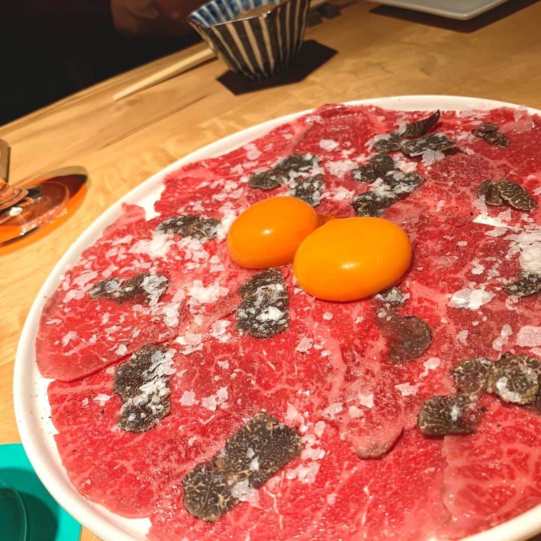 花奈澪のインスタグラム：「肉割烹kintanの一番高いコース。﻿ ﻿ では勿論食べ足りないコンフェティメンバーは、﻿ フォアグラ茶碗蒸しやら、トリュフ卵かけご飯やら、ユッケおかわりやら軍艦やらを、安定の追加。﻿ ﻿ ﻿ コースの内容は﻿ ﻿ ・季節の前菜(牛すじの煮物)﻿ ﻿ ・トリュフと淡雪塩のユッケ﻿ ﻿ ・牛肉寿司5巻お任せ握り﻿ ﻿ ・熟成KINTANと黒タンの食べ比べ　﻿ ﻿ ・ケールとくるみのサラダ﻿ ﻿ ・黒毛和牛サーロインのトリュフすきやき﻿ ﻿ ・黒毛和牛シャトーブリアン﻿ ﻿ ・〆は選べるので、カレー。﻿ (他は、魔球丼、牛丼)﻿ ﻿ ・牛骨と海苔のスープ﻿ ﻿ ・デザート(パンナコッタ)﻿ ﻿ ﻿ 有名なkintan系列なので﻿ なんだかんだ牛タンは安定のおいしさ。﻿ どの品も"映え"るビジュアルではあるものの、﻿ お肉の質と味自体は、ちょっと、うーんもう一歩欲しいなという感じ。(お酒も)﻿ ﻿ #肉割烹kintan #コレド室町 #kintan #トリュフユッケ #肉寿司 #フォアグラ肉寿司 #トリュフ肉寿司 #トリュフ #きんたん #肉割烹 #シャトーブリアン #トリュフすき焼き #ユッケ #ラジオ後の月イチ贅沢会」