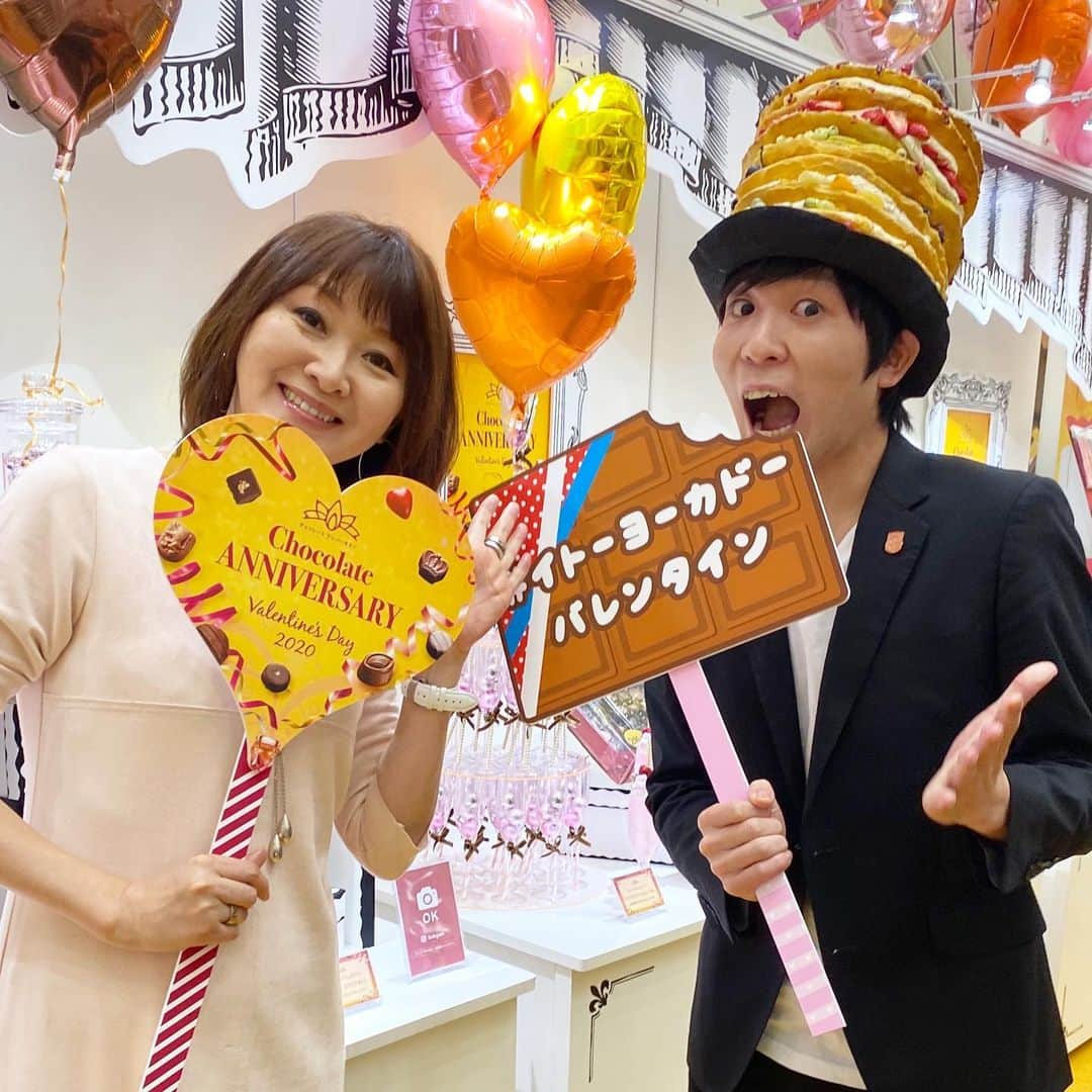 市川歩美さんのインスタグラム写真 - (市川歩美Instagram)「イトーヨーカドーオリジナルの2020バレンタイン限定『クランチ&ショコラ』です。カカオのデザインがおしゃれでびっくり。『Chocolate Anniversary』新作発表会に登壇して、私が試食したのはビターのほう。（ミルクとセット）仏カオカ社のクーベルチュールを使用、カカオの風味が感じられてGOODだった❗️❗️イトーヨーカドーのバレンタイン、760アイテムが揃うそうで、百貨店とはまた違ってユーモラスなチョコレートがあったりして楽しかったです😁😁2月14日までにお買い物ついでに寄ってみて🍫 #chocolate#chocolatelover#ilovechocolate#cacao#チョコレート大好き#チョコレート好き#チョコレート#ショコラ　#イトーヨーカドー」2月8日 12時31分 - ayumichocolat