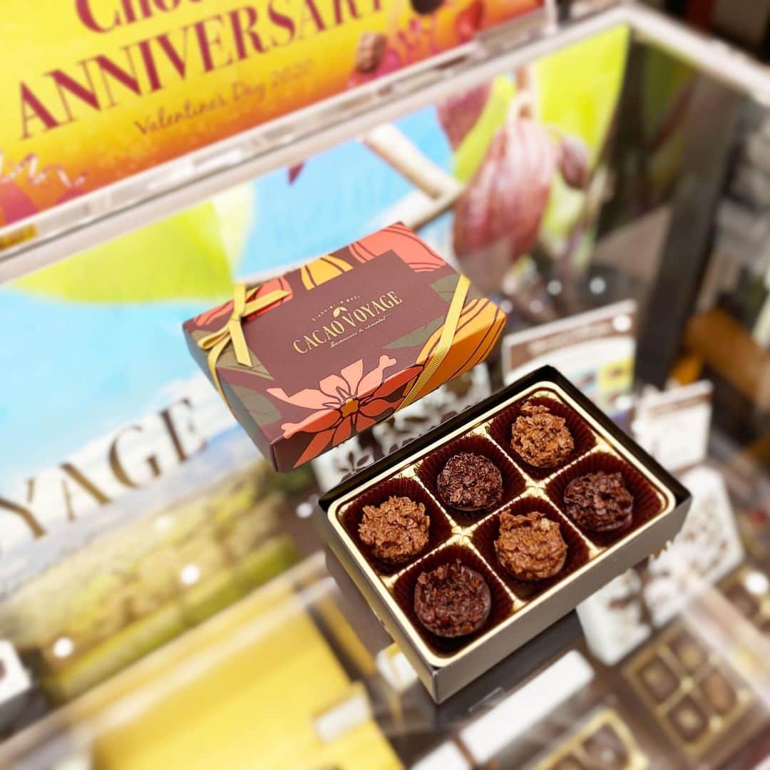 のインスタグラム：「イトーヨーカドーオリジナルの2020バレンタイン限定『クランチ&ショコラ』です。カカオのデザインがおしゃれでびっくり。『Chocolate Anniversary』新作発表会に登壇して、私が試食したのはビターのほう。（ミルクとセット）仏カオカ社のクーベルチュールを使用、カカオの風味が感じられてGOODだった❗️❗️イトーヨーカドーのバレンタイン、760アイテムが揃うそうで、百貨店とはまた違ってユーモラスなチョコレートがあったりして楽しかったです😁😁2月14日までにお買い物ついでに寄ってみて🍫 #chocolate#chocolatelover#ilovechocolate#cacao#チョコレート大好き#チョコレート好き#チョコレート#ショコラ　#イトーヨーカドー」