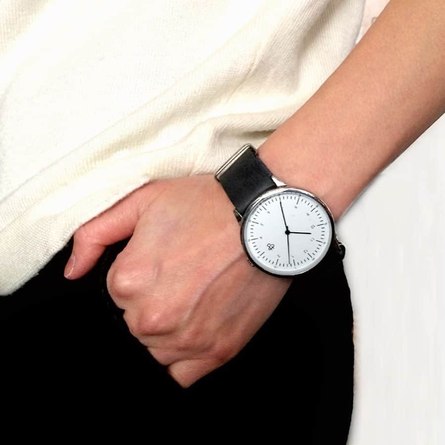 フリーデザインさんのインスタグラム写真 - (フリーデザインInstagram)「. 今週の新入荷商品のご紹介です！ 1997年にスウェーデンで誕生したブランド「CHPO(チーポ)」の腕時計が入荷しました！ . ■チーポ 腕時計 ハロルド/ハロルドミニ 薄型のウォッチケースに、柔らかいレザーベルトを組み合わせたシンプルな腕時計。フォーマルにもカジュアルにも合わせやすいアイテムです。２サイズ展開なので、大切な方とペアでのご購入もおすすめです。カラーは、ブラックxシルバーとブラウンxゴールドの2色です。 . . ▼詳細はプロフィールのリンクからご覧いただけます。 → @freedesign_jp . 【取扱店舗】 #フリーデザイン吉祥寺店 . . #CHPO #チーポ #HAROLD #HAROLDmini #WATCH #腕時計 #ウォッチ #ペアウォッチ #スウェーデン #ライフスタイルショップ #インテリアショップ #シンプルライフ #シンプルな暮らし #雑貨店 #zakka #雑貨屋 #暮らし #暮らしを楽しむ #丁寧な暮らし #freedesign #フリーデザイン #吉祥寺 #kichijoji」2月8日 12時33分 - freedesign_jp