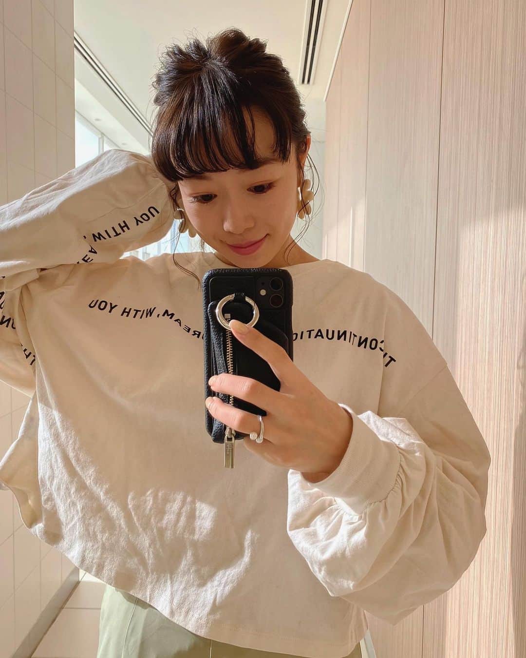 のインスタグラム：「ㅤㅤㅤㅤㅤㅤㅤㅤㅤㅤㅤㅤㅤ ㅤㅤㅤㅤㅤㅤㅤㅤㅤㅤㅤㅤㅤ ストーリーにフラワーピアスのこと載せたら たくさんDMをいただきました！ トップスもChicoです！♪ ㅤㅤㅤㅤㅤㅤㅤㅤㅤㅤㅤㅤㅤ 袖にもロゴが入ってるところと ボリュームが可愛いねんな〜♡ (このポーズこの前もしてたな…笑 袖のロゴを見せたくて♡) ㅤㅤㅤㅤㅤㅤㅤㅤㅤㅤㅤㅤㅤ ㅤㅤㅤㅤㅤㅤㅤㅤㅤㅤㅤㅤㅤ #ロゴT #ラインロゴプリントBIGロンT #kana_chicode #ちわcode #salonbychico #whoswhochico ㅤㅤㅤㅤㅤㅤㅤㅤㅤㅤㅤㅤㅤ」