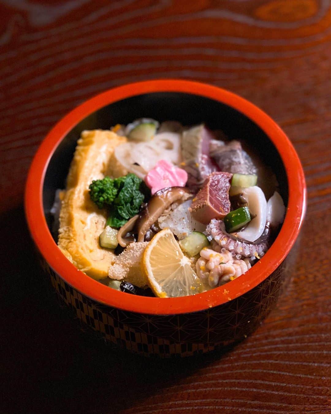 秋山具義さんのインスタグラム写真 - (秋山具義Instagram)「EAT KANAZAWA 2020 のランチは金沢の『八郎すし』の出前ちらし寿司。﻿ めっちゃ美味しかった！！！﻿ ﻿ #八郎すし #金沢寿司 #具義寿司2020 #具義金沢2020」2月8日 12時46分 - gugitter