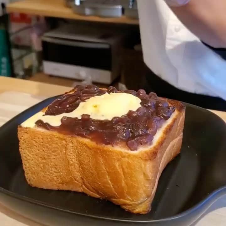 RETRIP<リトリップ>グルメのインスタグラム：「【RETRIP×京都】 こちらは京都にある「ラクレット&コーヒー」です。最近できたこちらのカフェは、ラクレットチーズ専門店！ホットドッグやあんバタートーストにあつあつのラクレットチーズをかけてくれるんです。チーズ好きにはたまらないですよね。 . RETRIPでは「おでかけ」に関する様々な情報を発信しています。ぜひ他のアカウントもチェックしてください！ @retrip_nagoya_ 名古屋の話題のカフェを紹介 @retrip_osaka_ 大阪のおでかけグルメスポットを紹介 @retrip_kyoto_ 京都のおでかけスポットを紹介 @retrip_fukuoka_ 福岡のおでかけグルメスポットを紹介 @retrip_hokkaido_ 北海道のおでかけスポットを紹介 @retrip_korea_ 韓国の話題のカフェを紹介 @retrip_news 最新のおでかけ情報を紹介 @retrip_nippon 日本の絶景を紹介 @retrip_global 海外の絶景を紹介 @retrip_gourmet 全国の話題のスイーツを紹介 @retrip_dinner 全国の話題のごはんを紹介 @retrip_cafe 全国のおしゃれなカフェを紹介 . ▼RETRIP[リトリップ]のアプリは AppStore、GooglePlay「リトリップ」で検索！ プロフィールのURLからもダウンロードできます。 . photo by @ichiharajunichiro . . #retrip #retrip_rh #retrip_gourmet #retrip_sweets #RETRIP #racletteandcoffee #ラクレットアンドコーヒー #ラクレット #ラクレットチーズ #raclettecheese #チーズ #あんバター #あんバタートースト #京都 #京都カフェ #カフェ好きな人と繋がりたい #スイーツ好き #スイーツ好きな人と繋がりたい #スイーツ好きな人とつながりたい #グルメ好きな人と繋がりたい #グルメ好き #グルメ好きと繋がりたい #スイーツ部 #カフェ部」