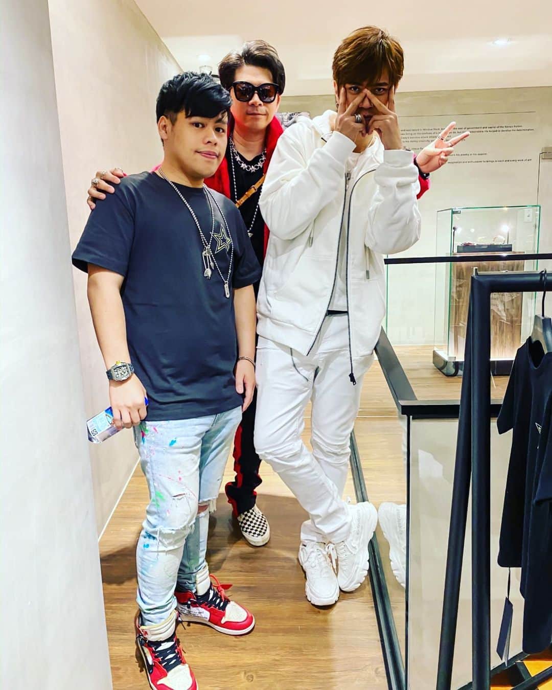 コディ サンダーソンのインスタグラム：「Unstoppable crew of three! Instrumental in the growth of my brand.  Thank you thank you a million times!  @showlo @super_kevinmusic @liao______1938 @codysanderson_official」