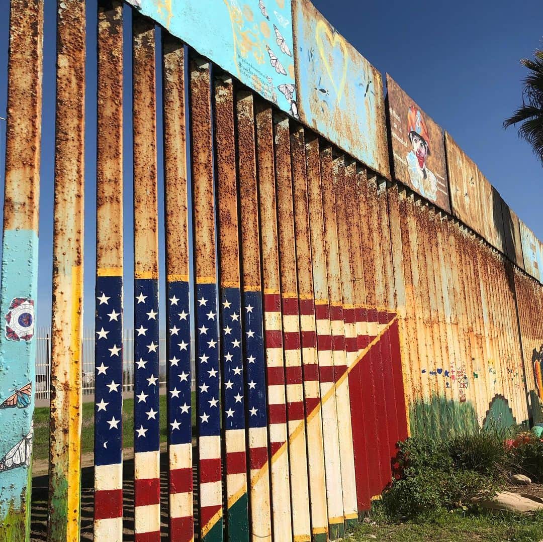 宇田恵菜さんのインスタグラム写真 - (宇田恵菜Instagram)「Tijuana is border between the US and Mexico. メキシコとアメリカの国境には、高い壁があり、この写真にある壁に書かれている名前は、国境を渡ろうとして亡くなった人の名前だそう。 メキシコ人の友達が教えてくれました。 この世界には、まだまだ勉強する事知る事たくさんある。 Life is so short. 一瞬一瞬を大切に楽しみたい。そう思ったメキシコティファナ。 #mexico #ensenada #内閣府　#世界青年の船　#SWY32 #actresslife #エンセナーダ　#メキシコ旅行 　#女優　#愛媛出身　#愛媛県松山市　#にっぽん丸　#クルージング　#Tijuana #ティファナ　#国境」2月8日 13時13分 - ena2727