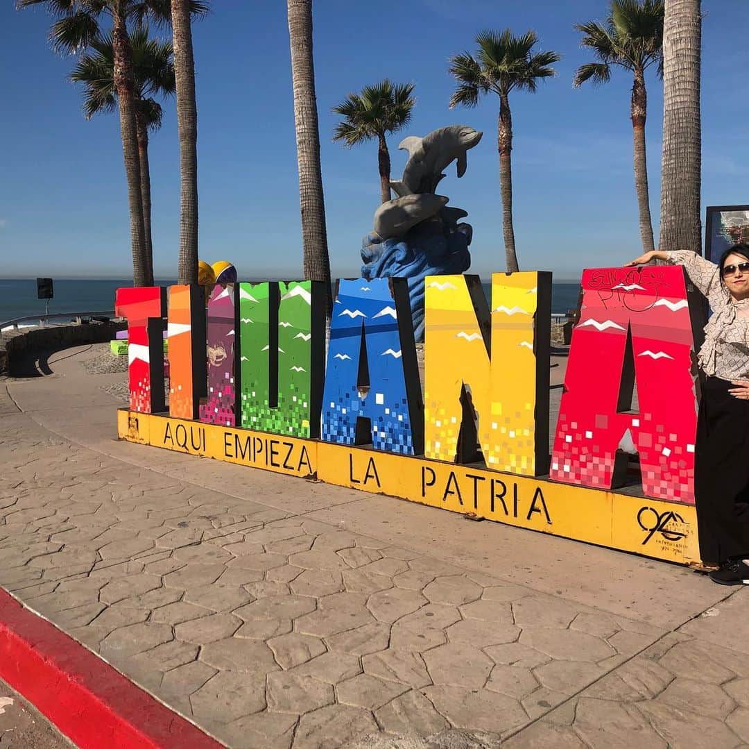 宇田恵菜さんのインスタグラム写真 - (宇田恵菜Instagram)「Tijuana is border between the US and Mexico. メキシコとアメリカの国境には、高い壁があり、この写真にある壁に書かれている名前は、国境を渡ろうとして亡くなった人の名前だそう。 メキシコ人の友達が教えてくれました。 この世界には、まだまだ勉強する事知る事たくさんある。 Life is so short. 一瞬一瞬を大切に楽しみたい。そう思ったメキシコティファナ。 #mexico #ensenada #内閣府　#世界青年の船　#SWY32 #actresslife #エンセナーダ　#メキシコ旅行 　#女優　#愛媛出身　#愛媛県松山市　#にっぽん丸　#クルージング　#Tijuana #ティファナ　#国境」2月8日 13時13分 - ena2727