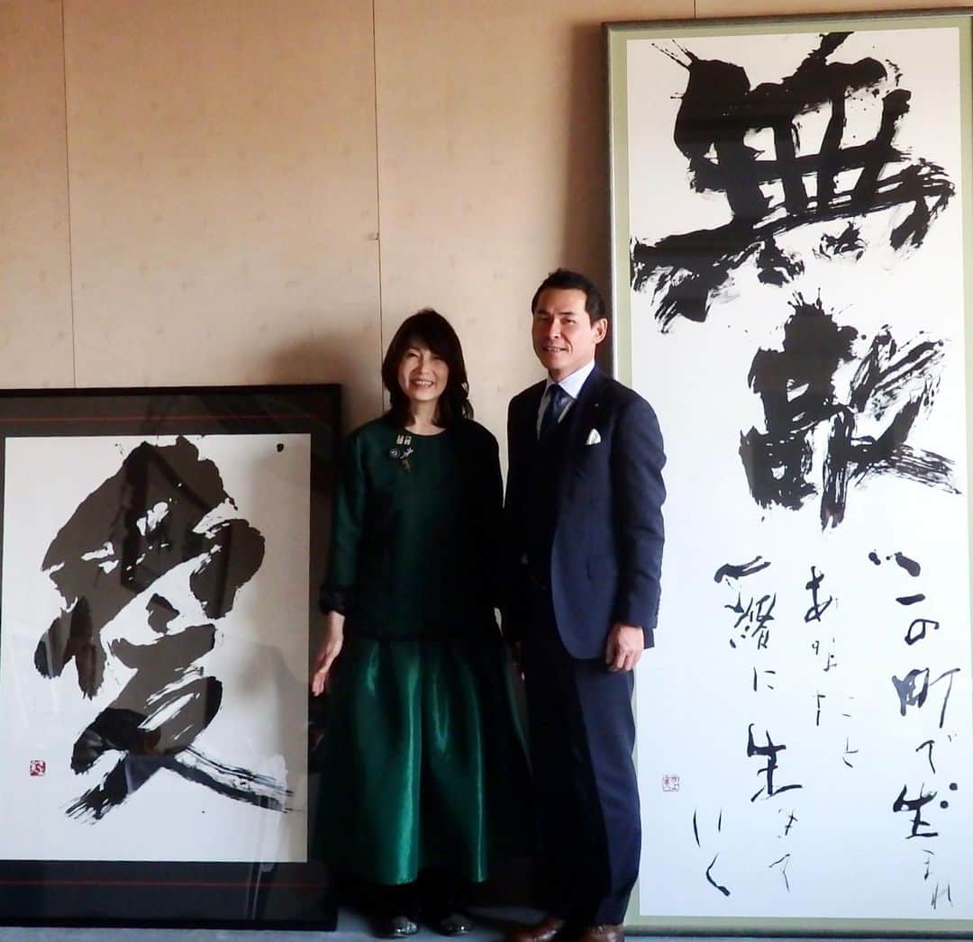 のインスタグラム：「関市のみなさんお元気ですかー！ 届けましたよー。 関市武儀地区の復興支援講演会で 書かせていただいた書の 額装が完成しました。 関市武儀生涯学習センターで見てくださいね。 墨からのパワーを感じてください。 鈴鹿墨伝統工芸師 伊藤亀堂さんの 無敵墨です。#yanokiyomi#矢野きよ実 #関市」