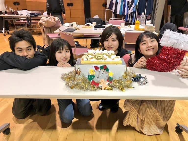 若林時英のインスタグラム：「今日は10分遅れのスタートです！ 2話はどんな展開になるのでしょうか。お楽しみに！  新実ちゃんの誕生日に撮った写真。 今載っけるのかよ！（自分に）  #パパがも一度恋をした  #福本莉子  #新実芹菜  #仁村紗和  #若林時英」