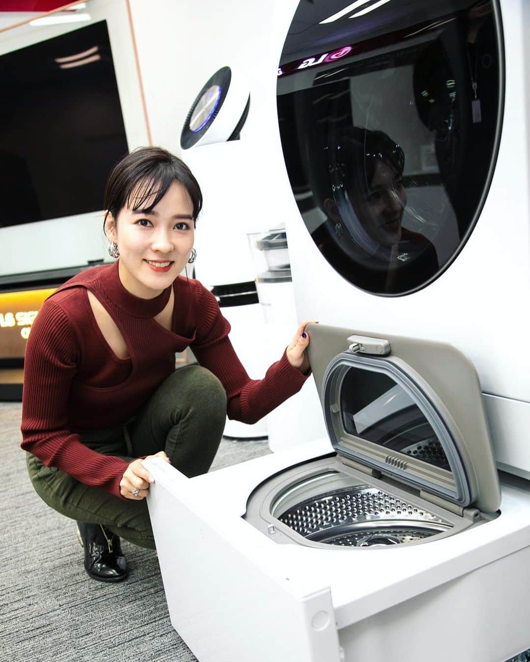 のインスタグラム：「2層式の「LG DUAL Wash」🥰11kgのメインと2kgまでのミニの庫内を同時にor分けて洗濯できるから、色落ちしやすいものやシーツ、子供と大人の洋服などを分けて洗うときに便利。 ・ 洗い方のメニューも別々に選ぶことができて乾燥機能は衣類に優しいヒートポンプ式。ミニだけ使うときは節約になるのも良い！スマホ連携で洗剤の自動投入機能もついてる📲うおおお高まる〜〜🔥 ・ #家電 #家電好き #家電女優 #奈津子 #洗濯　#洗濯機 #洗濯物 #家事 #lg #奈津子の家電録」