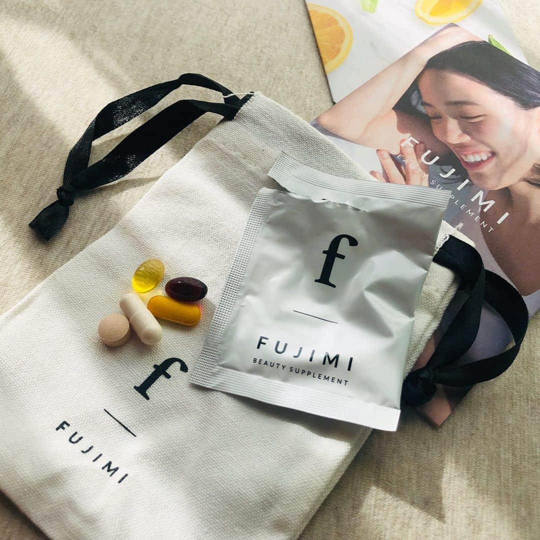 下平夏奈さんのインスタグラム写真 - (下平夏奈Instagram)「ここ2ヶ月くらいずっと飲んでいる✨ : 【FUJIMIのサプリメント】  @fujimi_official  何問かの質問に答えるだけで 自分に合った 自分だけのサプリメントを カスタマイズできちゃう！！！ : 私はビタミンがたっぷりとれる カスタマイズになり、 飲み続けるようになってから  風邪を引くことがなくなったし、 肌の状態も良好で これだけの効果が 目に見えて分かるのは本当に嬉しい✨  飲みやすいカプセルタイプで 1つの袋に入ってるから 持ち運びが楽チンなのも 嬉しいポイントかな✨  ぜひみなさんも試してみてね！  #FUJIMI #カスタマイズサプリ #肌診断 #FUJIMIサプリ #フジミ #pr #美容 #健康 #スポーツ  #アスリート #sports #gym  #日焼け予防 #ビタミン #美肌効果  #健康サプリ #ダイエット #ピラティス」2月8日 13時25分 - kana0412.sss