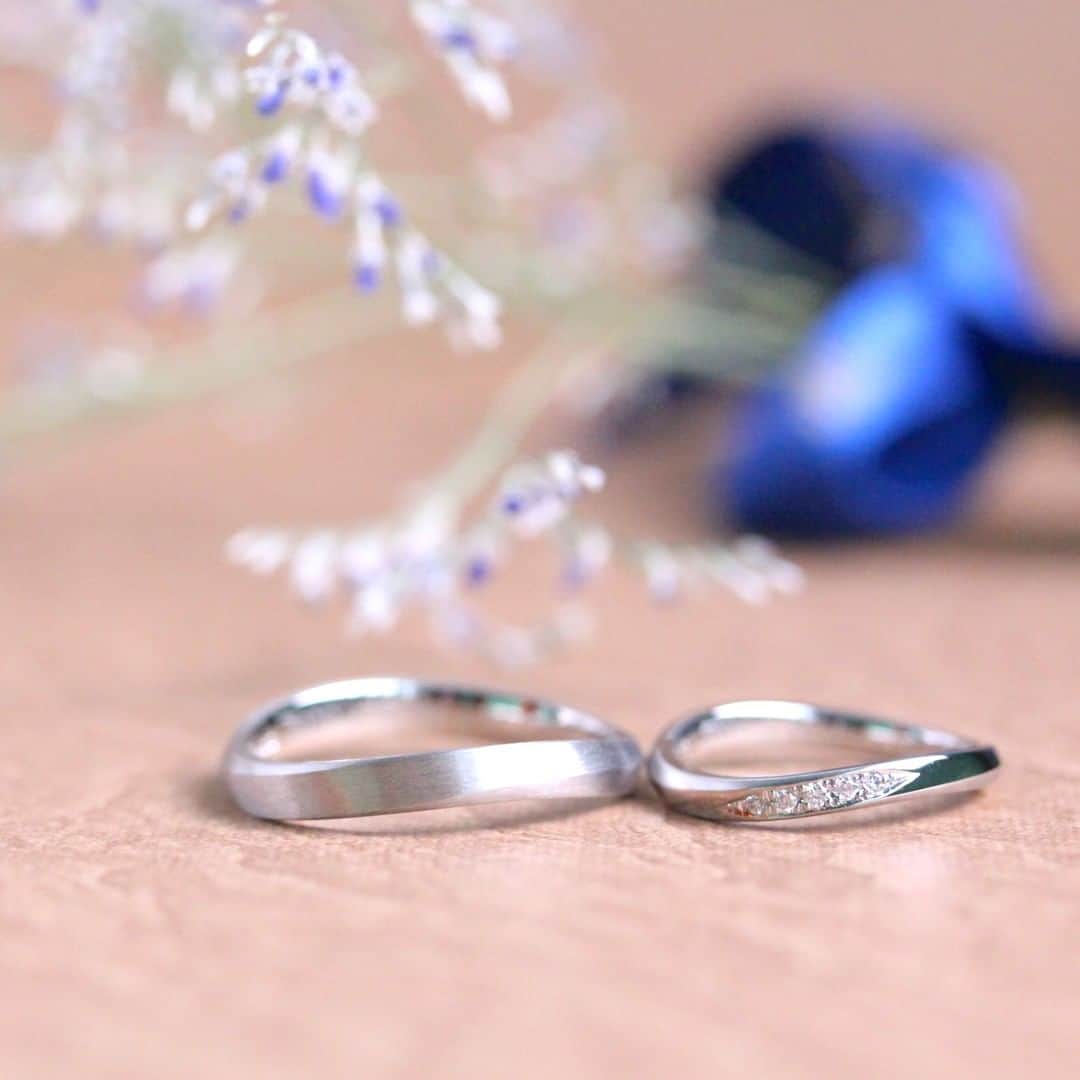 ith / イズ オーダメイド結婚指輪さんのインスタグラム写真 - (ith / イズ オーダメイド結婚指輪Instagram)「ゆるやかなカーブの、 着け心地を重視して選んだ結婚指輪。 . 表面の質感にも、それぞれのこだわりを。 . 男性は表面のつやを消すことで より肌になじむようにしました。 . 女性はツヤとマットの組み合わせに、 ダイヤを留めて仕上げました。 . お揃いの指輪に、 それぞれの好みも盛り込んでお仕立てしました。 . . ▽ 指輪について 結婚指輪(男性)：ヴィバーチェ Pt900：146,000円〜 . 結婚指輪(女性)：ヴィバーチェ Pt900：178,000円〜 . . 公式ハッシュタグ🤳✨ #イズマリッジ . . #結婚指輪 #婚約指輪 #プロポーズ  #マリッジリング #エンゲージリング  #指輪 #ダイヤモンド #ブライダルリング #婚約 #プレ花嫁 #ペアリング #指輪選び  #ウェディングドレス #ナチュラルウェディング  #指輪探し #結婚指輪探し #ゴールドリング  #オーダーメイドリング #結婚指輪オーダー #オーダーメイド #花嫁 #2020春婚 #2020夏婚 #2020秋婚 #特別感 #パーソナライズ #カスタマイズ #カーブ #お揃い」2月8日 13時30分 - ith_marriage