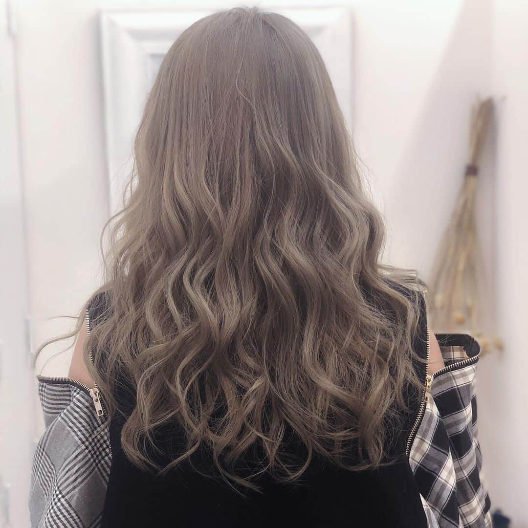 りんか社長のインスタグラム：「【髪の毛のハイトーンミルクティーのNEWバージョン✨☺️💇‍♀️💓】 髪の毛の色をハイトーンに抜いたあと、 緑のようなミルクティーの色を塗布（大丈夫か？若干心配…） そしたらなんということでしょう…  思いもよらぬめちゃくちゃキレイな色味になりました‼️👀✨✨ 巻いた後も艶感があってサラサラ🤭💕 グラデがいい具合に入って最高‼️ 👏👏👏👏👏👏👏👏👏👏 明るくしつつもただの金髪はイヤ 普通のミルクティーは飽きた  という方は是非こちらに↓ @mayu_ly  インスタDMからでも予約できるかも♡ 渋谷からすぐでピンクの壁もか映える仕様✨ あったかい紅茶も嬉しかった♡☕️ インスタ女子にめちゃ良さそう♡☺️💕 . . . #fixup_shibuya #渋谷美容室 #外国人風カラー#ハイトーンカラー#バレイヤージュ#ハイライト#ビビットカラー #fixup #fixup渋谷 # #渋谷ヘアサロン #はでかみ #派手髪 #オシャレさんと繋がりたい #おしゃれさんと繋がりたい #お洒落さんと繋がりたい #ハイトーン #ミルクティーベージュ@fix_upbeauty」
