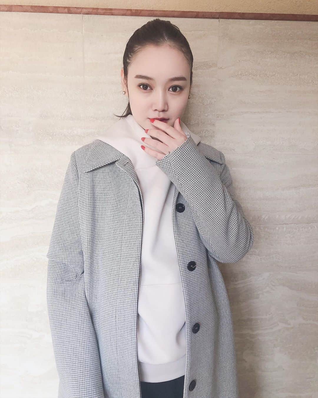 西本早希のインスタグラム：「・ 最近よく着てる パーカー ☃️♡」