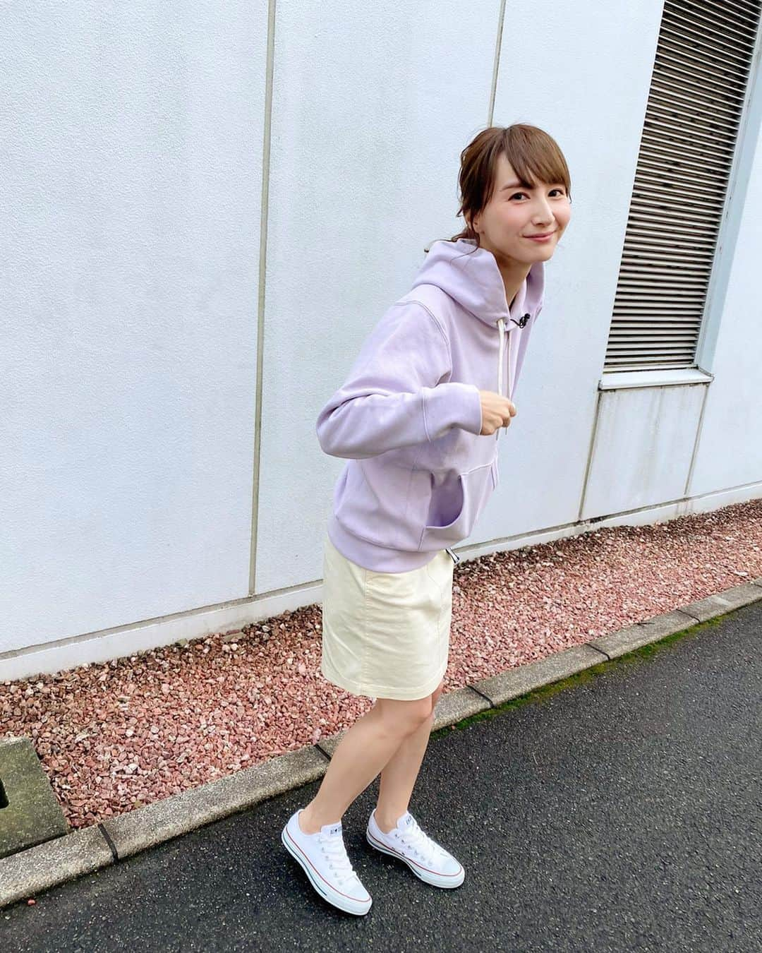 渕上彩夏さんのインスタグラム写真 - (渕上彩夏Instagram)「. . 今日もくまパワプラスを見てくださった皆さんありがとうございました😊🌼 . 最近皆との写真がなくて寂しんぼ。←美味しんぼ。（どちらかというとクッキングパパ派です。） . 衣装は全身 @champion  @champion_cocosa_kumamoto  さん♡♡ . 春先取り✌🏻✨ ラベンダーカラーのパーカー可愛かった👈🏻💕 . 春早く来んかなぁ〜🌸🌸🌸 . . 可愛いポニーテールもありがとうございました🐎💕 @kiipuuu さん✨✨ . . #わたしのcocosa #cocosa #champion  #くまパワプラス #kab #熊本よかとこ #熊本 #クイズに正解できずにパネルを投げ飛ばしてごめんなさい🍓」2月8日 13時39分 - ayakafuchigami725