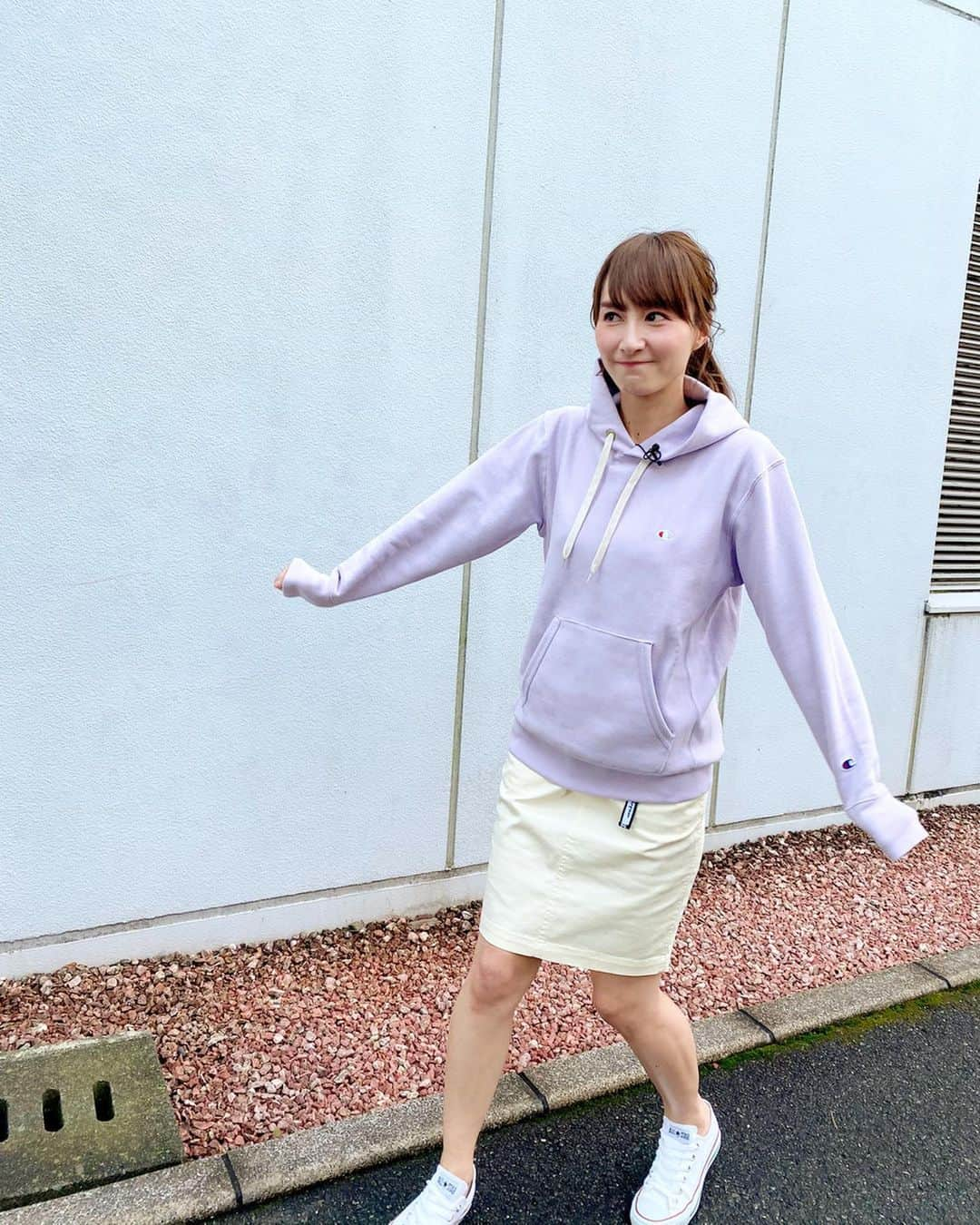 渕上彩夏さんのインスタグラム写真 - (渕上彩夏Instagram)「. . 今日もくまパワプラスを見てくださった皆さんありがとうございました😊🌼 . 最近皆との写真がなくて寂しんぼ。←美味しんぼ。（どちらかというとクッキングパパ派です。） . 衣装は全身 @champion  @champion_cocosa_kumamoto  さん♡♡ . 春先取り✌🏻✨ ラベンダーカラーのパーカー可愛かった👈🏻💕 . 春早く来んかなぁ〜🌸🌸🌸 . . 可愛いポニーテールもありがとうございました🐎💕 @kiipuuu さん✨✨ . . #わたしのcocosa #cocosa #champion  #くまパワプラス #kab #熊本よかとこ #熊本 #クイズに正解できずにパネルを投げ飛ばしてごめんなさい🍓」2月8日 13時39分 - ayakafuchigami725