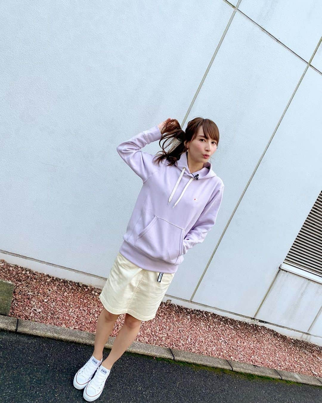 渕上彩夏さんのインスタグラム写真 - (渕上彩夏Instagram)「. . 今日もくまパワプラスを見てくださった皆さんありがとうございました😊🌼 . 最近皆との写真がなくて寂しんぼ。←美味しんぼ。（どちらかというとクッキングパパ派です。） . 衣装は全身 @champion  @champion_cocosa_kumamoto  さん♡♡ . 春先取り✌🏻✨ ラベンダーカラーのパーカー可愛かった👈🏻💕 . 春早く来んかなぁ〜🌸🌸🌸 . . 可愛いポニーテールもありがとうございました🐎💕 @kiipuuu さん✨✨ . . #わたしのcocosa #cocosa #champion  #くまパワプラス #kab #熊本よかとこ #熊本 #クイズに正解できずにパネルを投げ飛ばしてごめんなさい🍓」2月8日 13時39分 - ayakafuchigami725