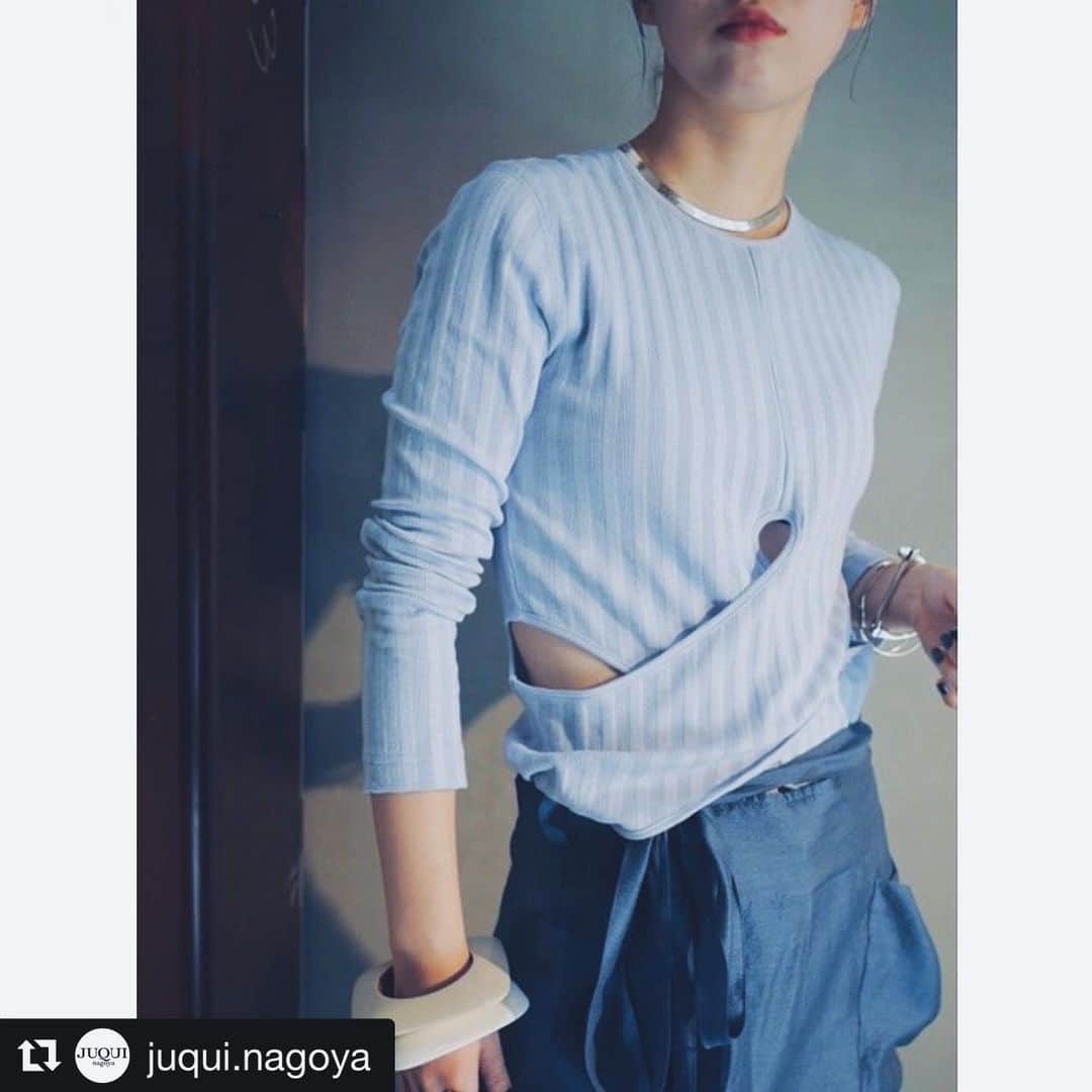 鑑田幸代のインスタグラム：「@jane____smith ×JUQUIの別注item…❤︎ 別注色のBlue含め人気のbeigeカラー ちょっとした肌見せ感が着痩せした風にも見えちゃいます🖤🖤. @juqui.nagoya  @juqui.kanazawa  お問い合わせは各店舗まで📲 .  JUQUI KANAZAWA ☎︎076 224 3122 📩juqui.kanazawa@milestones.jp  JUQUI NAGOYA ☎052-262-7770﻿ 📩juqui.nagoya@milestones.jp #jane____smith #janesmith #8uede  #fumietanaka  #juqui」