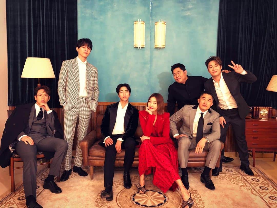 ユン・ヒョンミンのインスタグラム：「넷플릭스 오리지널 시리즈 나홀로그대 재밌게 봐주신 분들 모두 감사합니다. 2월21일 첫 방송하는 #mnet #내안의발라드 도 많은 관심 부탁드려요~😘 좋은 형,동생들 누나와 즐겁게 만들고 있습니다😃」