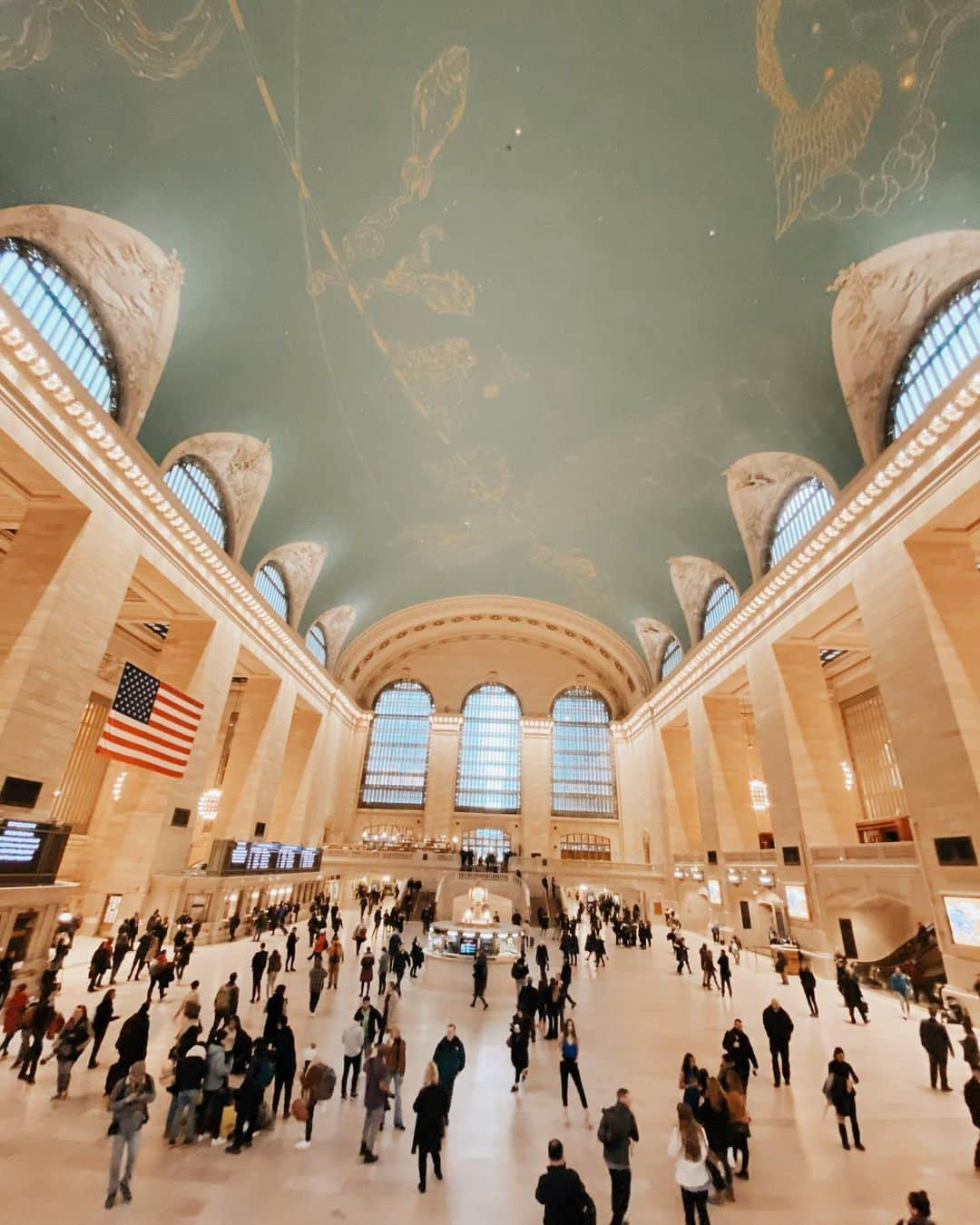 Aya（高本彩）さんのインスタグラム写真 - (Aya（高本彩）Instagram)「Grand Central Station❤︎ 天井に大好きな正座や星が描かれていて首が痛くなるまで見惚れてしまいました。 ちなみにちなみに。。 蟹座の左爪上が少し黒っぽくなっていたので調べてみると、、、その部分だけ昔のままの汚れた天井らしいのです。。 私蟹座なので少し得した気分になりました🤣 #grandcentralterminal  #ny #newyork」2月8日 13時47分 - aya_dream04