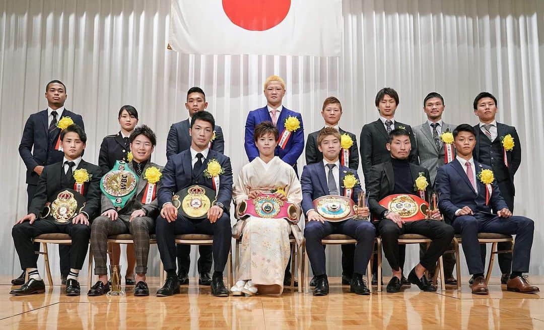京口紘人のインスタグラム：「. . . 昨日は2019年度年間優秀選手表彰式でした。 . . ３年続けてこの表彰台に立てて誇りに思います。 . . 来年も立てれるように頑張ります。 . . 寺地選手と話してる写真は時計の話をしている時で、付けてた時計が僕と同じピゲの時計でした⌚️ . . とりあえずまたリングの上で会いましょう🥊 . . 📷 @naobox2001 . . . #京口紘人 #寺地拳四朗 #boxing」