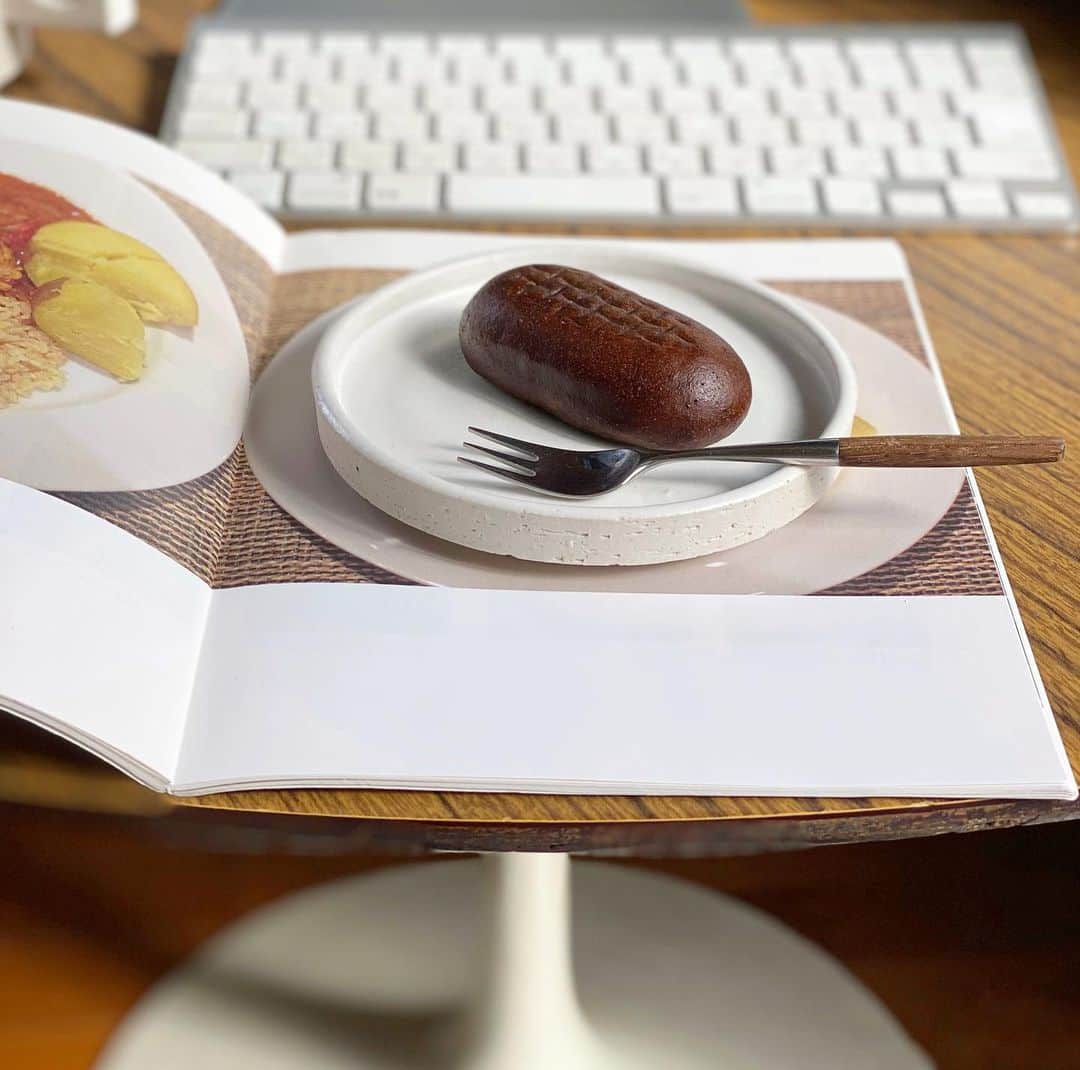 Chinamiさんのインスタグラム写真 - (ChinamiInstagram)「Japanese breakfast #tablephoto #foodporn #inspiration  #breakfast #japanesefood #朝食  突然ですが。ストーリーにも載せたんだけど、デイリーヤマザキの「かりんとう饅頭」って食べたことありますか？私、初めていただきました！友人に薦められ半信半疑でパクッと。最初は気が進まなかったのに、ひと口食べた瞬間衝撃受けました！外側の皮はカリッとまさに丁寧に張られた膜のようなかりんとう食感！内側のしっとりあんことの抜群の相性ったらなくて。噛んだ時の皮とあんこの重なり具合が、えもいわれぬ美味しさ😭あれは緻密に計算されています絶対。百貨店に並ぶ銘菓に引けを取らない。ぜひ皆さん、見かけたら食べてみてね！ ※勝手にPRが過ぎる😂 ＊もしかすると取り扱いは関西だけなのかな？ . ＊写真は朝ごはん。 ちょっと面白い枝ぶりを写り込ませたりしちゃって。撮りながらインスタの磁場感じてました😂 . ＊前ポストにたくさんのコメントをいただきありがとうございました。ゆっくりお返事させていただきま〜す😊 #かりんとう饅頭」2月9日 1時10分 - chinamiphoto