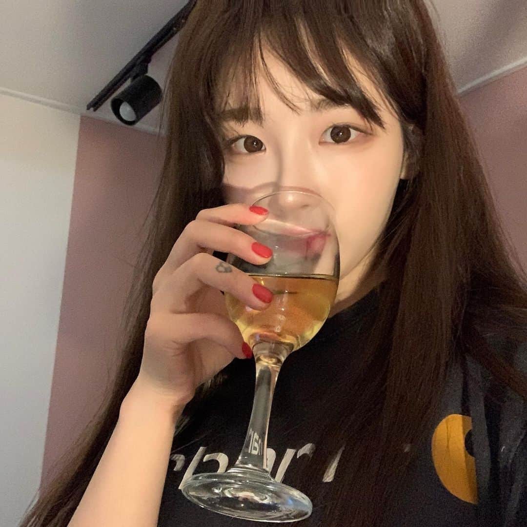 ド・ボッスンのインスタグラム：「🥂🥳」